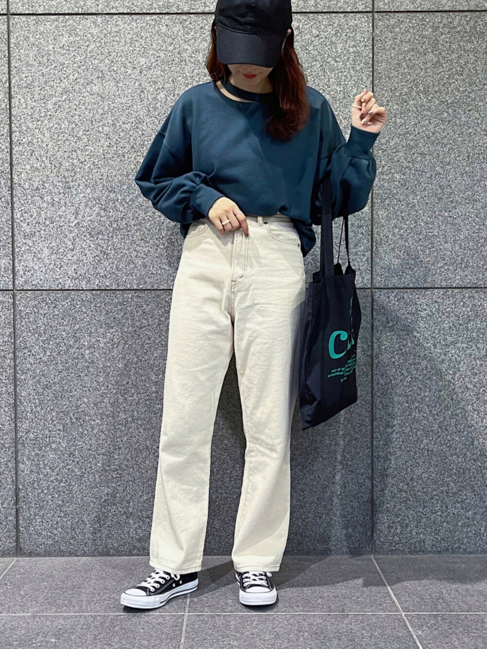 「スウェット、トートバッグ、キャップ、ショートブーツ、大人カジュアル、デニムパンツ、プチプラ、ハイカットスニーカー、パンツスタイル、カジュアルコーデ、秋コーデ、ボリューム袖、アプレジュールミニョン、apres jour mignon、wearhalloween2021」｜「apres jour mignonのベーシックハイウエストデニム【ZOZOTOWN限定アイテム】（デニムパンツ、ホワイト系）」を使った、apresjour mignonさん（レディース・163cm）の秋コーディネートの1枚目の写真