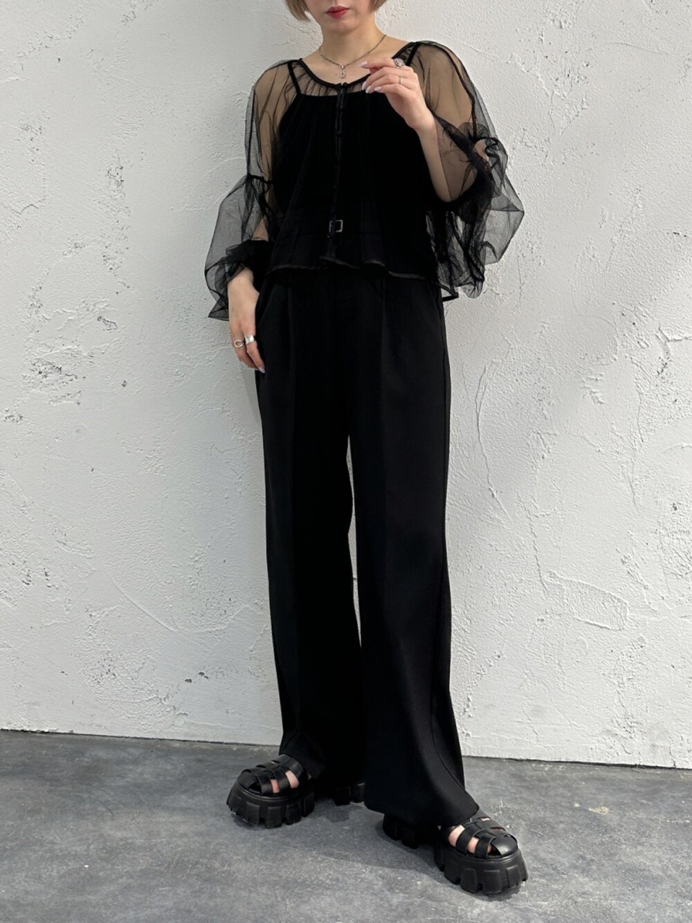 「厚底シューズ、シアートップス、オールブラック、初夏コーデ、シンプル、プチプラ、低身長コーデ、韓国ファッション、ゆるコーデ、ブラック」｜「apres jour mignonの2WAYチュールトップス【ZOZOTOWN限定アイテム】（シャツ/ブラウス、ブラック系）」を使った、apresjour mignonさん（レディース・154cm）の夏コーディネートの1枚目の写真