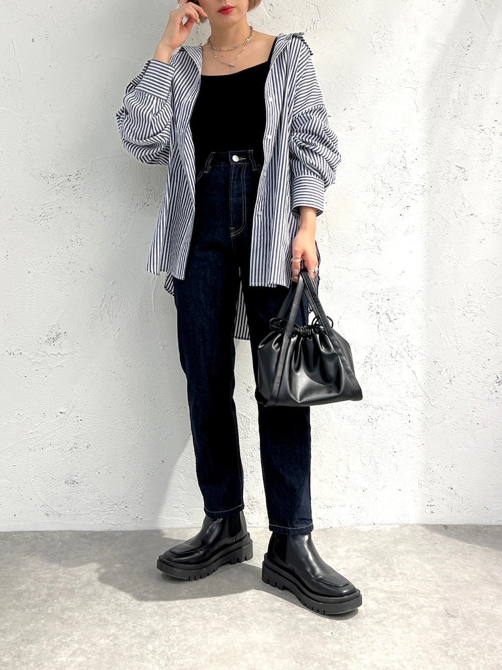 「apresjourmignon、アプレジュールミニョン、シャツ、ブーツ、デニム、ストライプ、ストライプシャツ、真夏のアクティブスタイル、シンプル、シンプルコーデ、柄シャツ、プチプラ、プチプラコーデ、シャツスタイル、大人カジュアル」｜「apres jour mignonのストライプルーズシャツ【ZOZOTOWN限定アイテム】（シャツ/ブラウス、ブルー系）」を使った、apresjour mignonさん（レディース・154cm）の夏コーディネートの1枚目の写真
