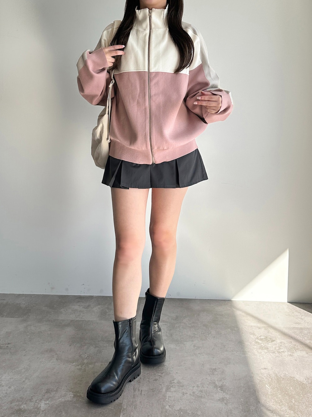 「apresjourmignon、アプレジュールミニョン、ピンク、ミニスカート、冬を彩る色いろコーデ、ニット、休日スタイル、ブーツ、お出かけコーデ、プチプラ、シンプルコーデ、大人かわいい」｜「apres jour mignonのスポンディッシュニットトラックジャケット【ZOZOTOWN限定アイテム】（カーディガン/ボレロ、ピンク系）」を使った、apresjour mignonさん（レディース・160cm）の冬コーディネートの1枚目の写真