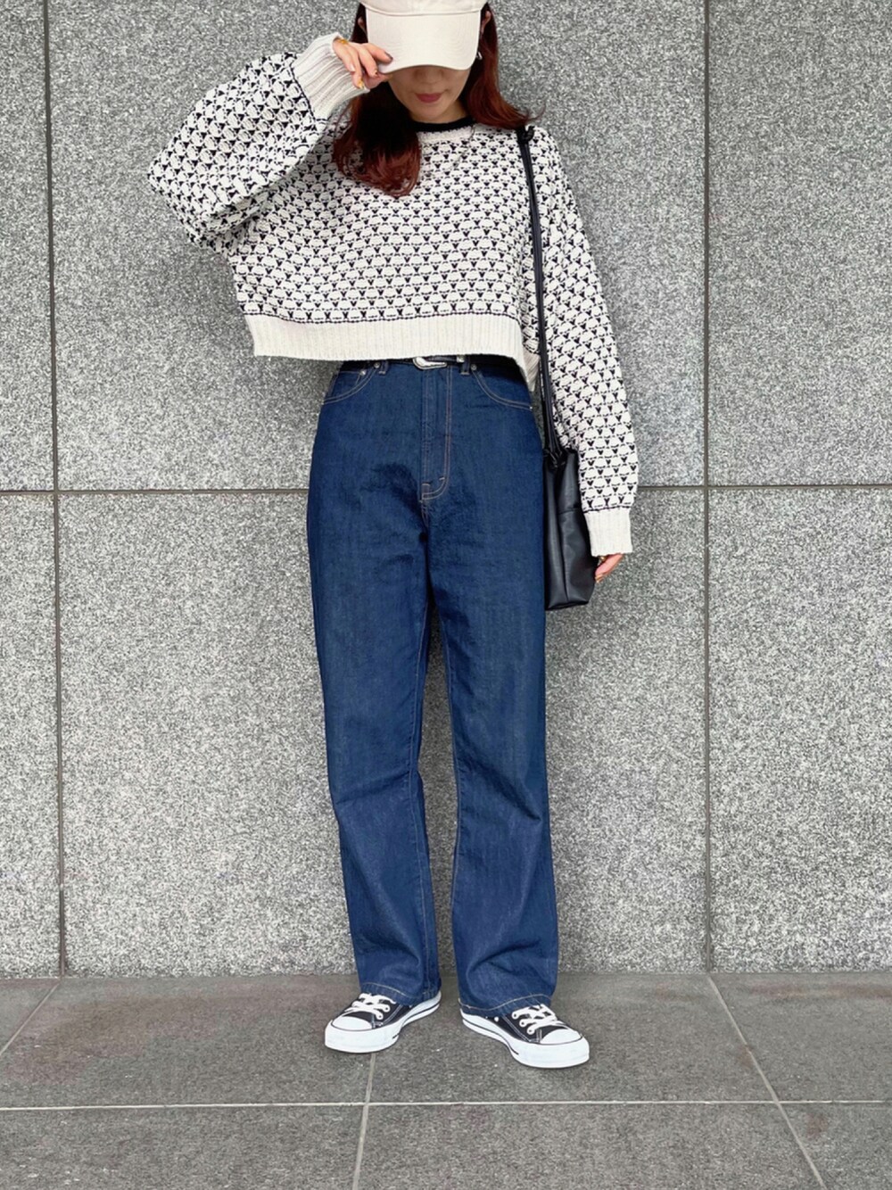 「キャップ、モノトーン、休日スタイル、プチプラ、モード、ショート丈トップス、ワイドデニム、秋服準備はじめました、アプレジュールミニョン、apresjourmignon、ラブアンドピース2021」｜「CONVERSEのconverse(コンバース) NEXTAR110 OX(ネクスター110OX)（スニーカー、ブラック系）」を使った、apresjour mignonさん（レディース・163cm）の秋コーディネートの1枚目の写真