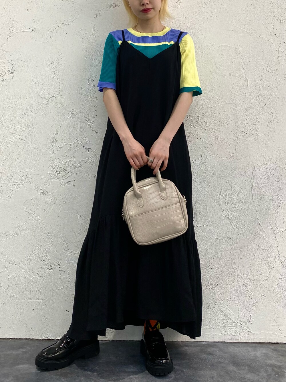 「apresjourmignon、アプレジュールミニョン、カジュアルコーデ、カラートップス、大人カジュアル、キャミワンピ、低身長、厚底シューズ」｜「apres jour mignonの裾切り替えキャミワンピース【ZOZOTOWN限定アイテム】（ワンピース、ブラック系）」を使った、apresjour mignonさん（レディース・155cm）の春コーディネートの1枚目の写真
