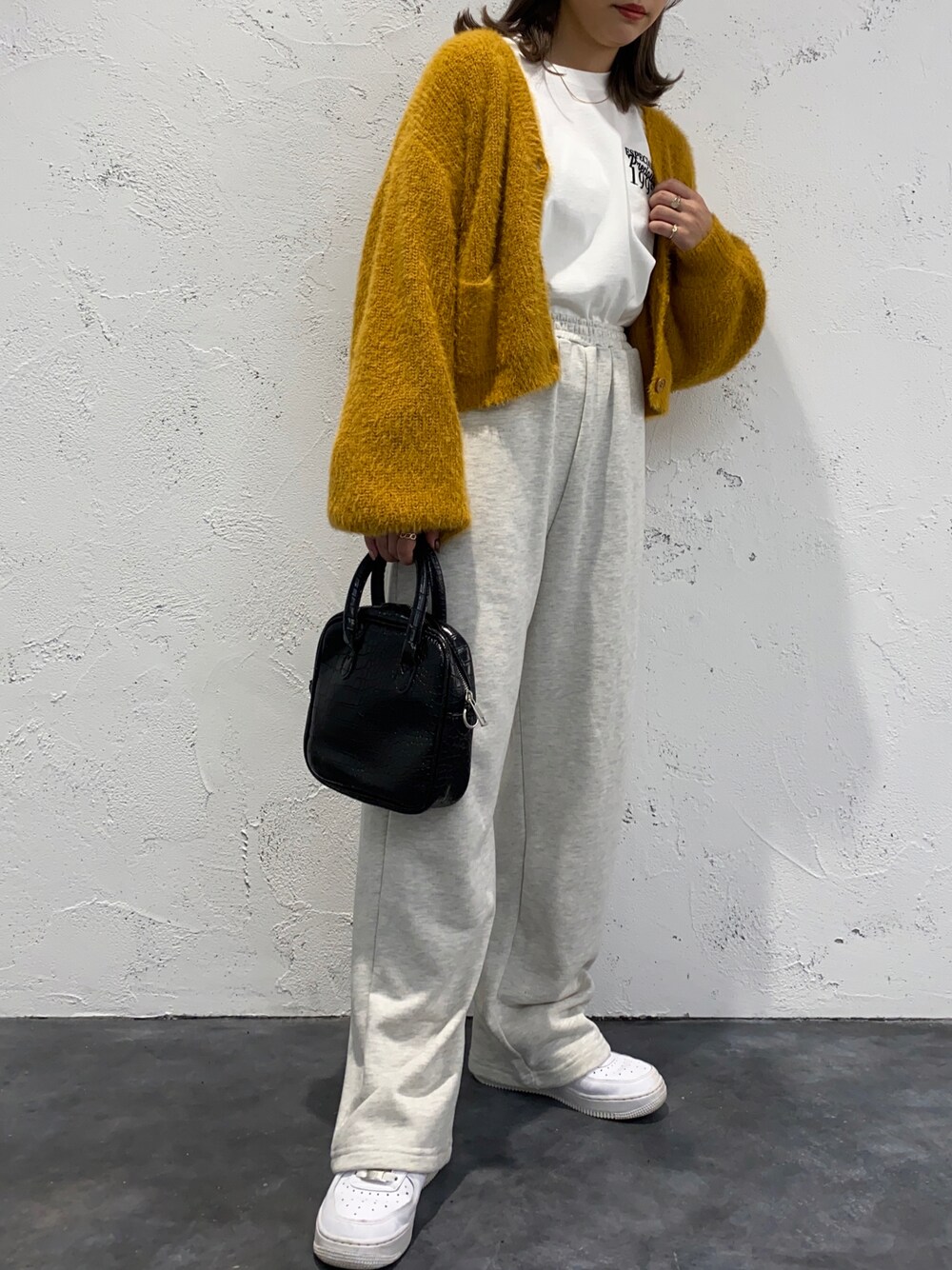 「スウェットパンツ、カーディガン、レイヤードスタイル、ロンT、スニーカーコーデ、マスタード、プチプラ、パンツスタイル、リラックススタイル、カジュアルコーデ、秋冬コーデ、スクエアバッグ、ボリューム袖、アプレジュールミニョン、apresjourmignon」｜「apres jour mignonのアソートデザインロンT【ZOZOTOWN限定アイテム】（Tシャツ/カットソー、ホワイト系）」を使った、apresjour mignonさん（レディース・159cm）の秋コーディネートの1枚目の写真