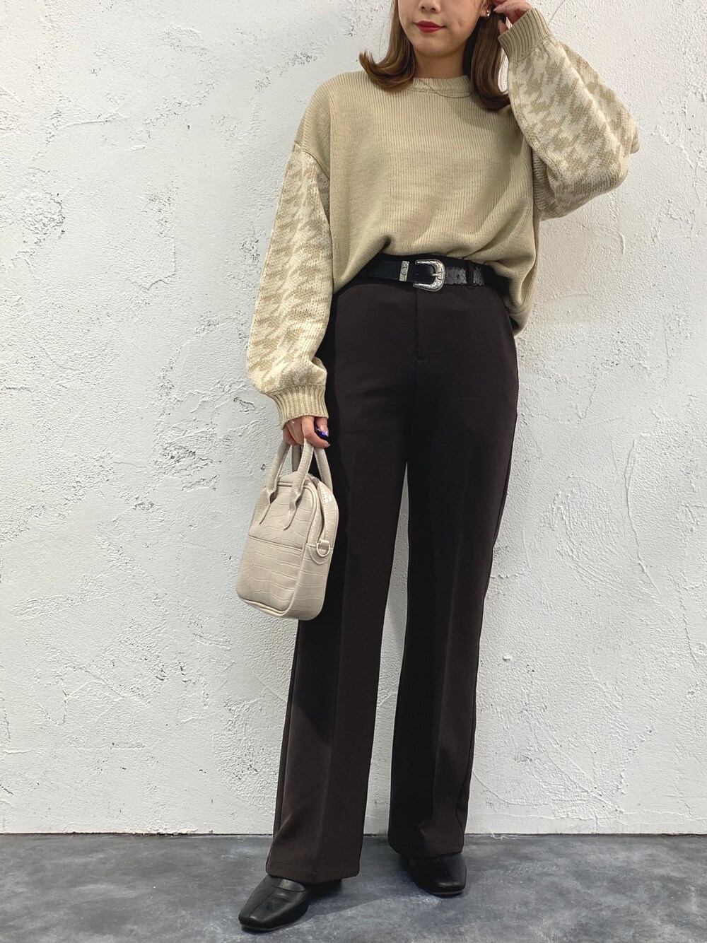 「冬コーデ、シンプルコーデ、プチプラ、タックイン、千鳥格子、ニット、カラーパンツ、スラックス、ブーツ、スクエアバッグ、ボリューム袖、キルティングジャケット、ブラウンコーデ、apresjourmignon、アプレジュールミニョン」｜「apres jour mignonの袖チドリ柄ニット【ZOZOTOWN限定アイテム】（ニット/セーター、ベージュ系）」を使った、apresjour mignonさん（レディース・159cm）の冬コーディネートの1枚目の写真