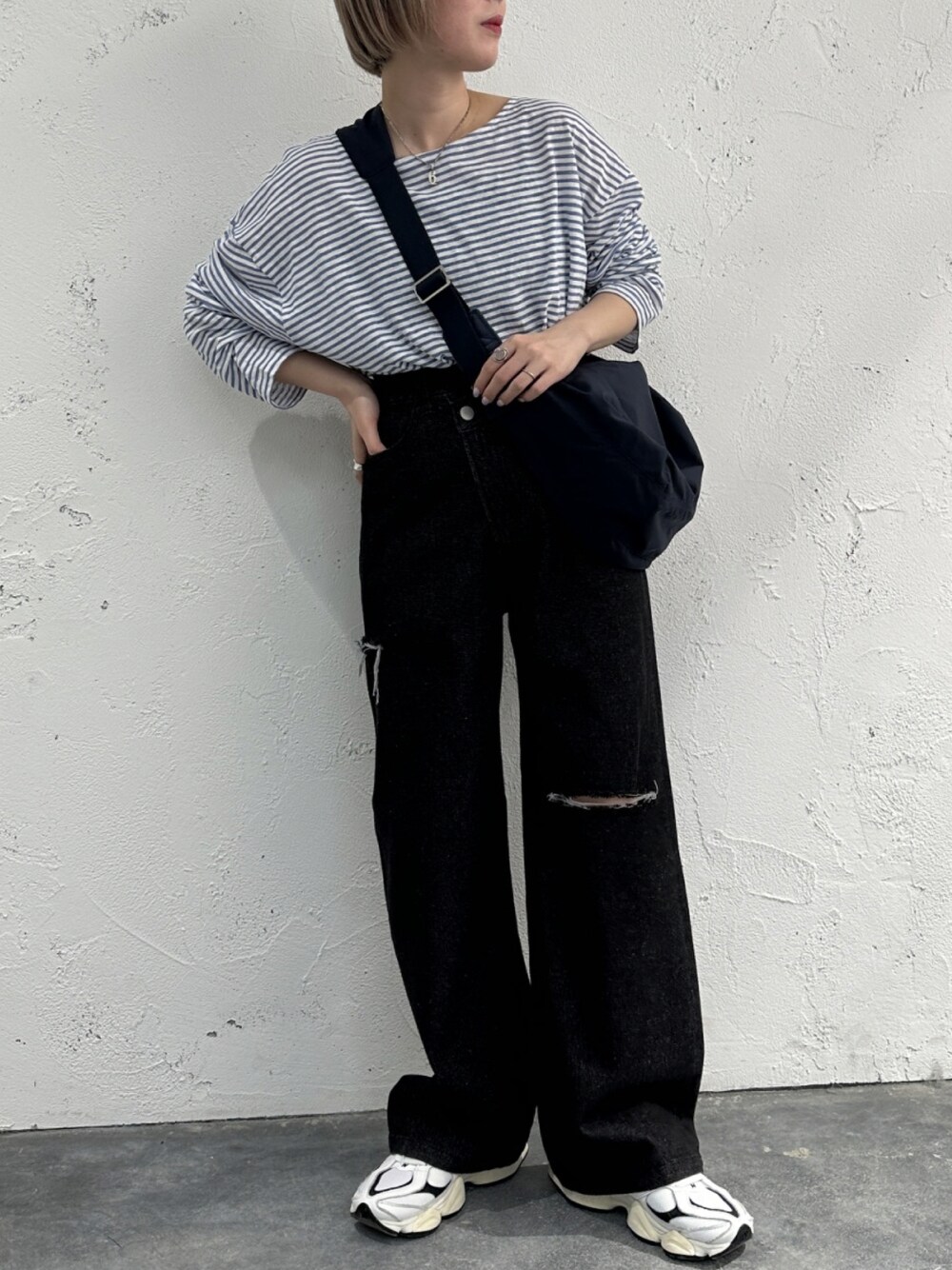 「ストリート、白スニーカー、デニム、シンプルコーデ、韓国ファッション、プチプラ、低身長コーデ、休日スタイル、古着MIX、おしゃれさんと繋がりたい」｜「apres jour mignonのボーダーロンT【ZOZOTOWN限定アイテム】（Tシャツ/カットソー、ブルー系）」を使った、apresjour mignonさん（レディース・154cm）の夏コーディネートの1枚目の写真