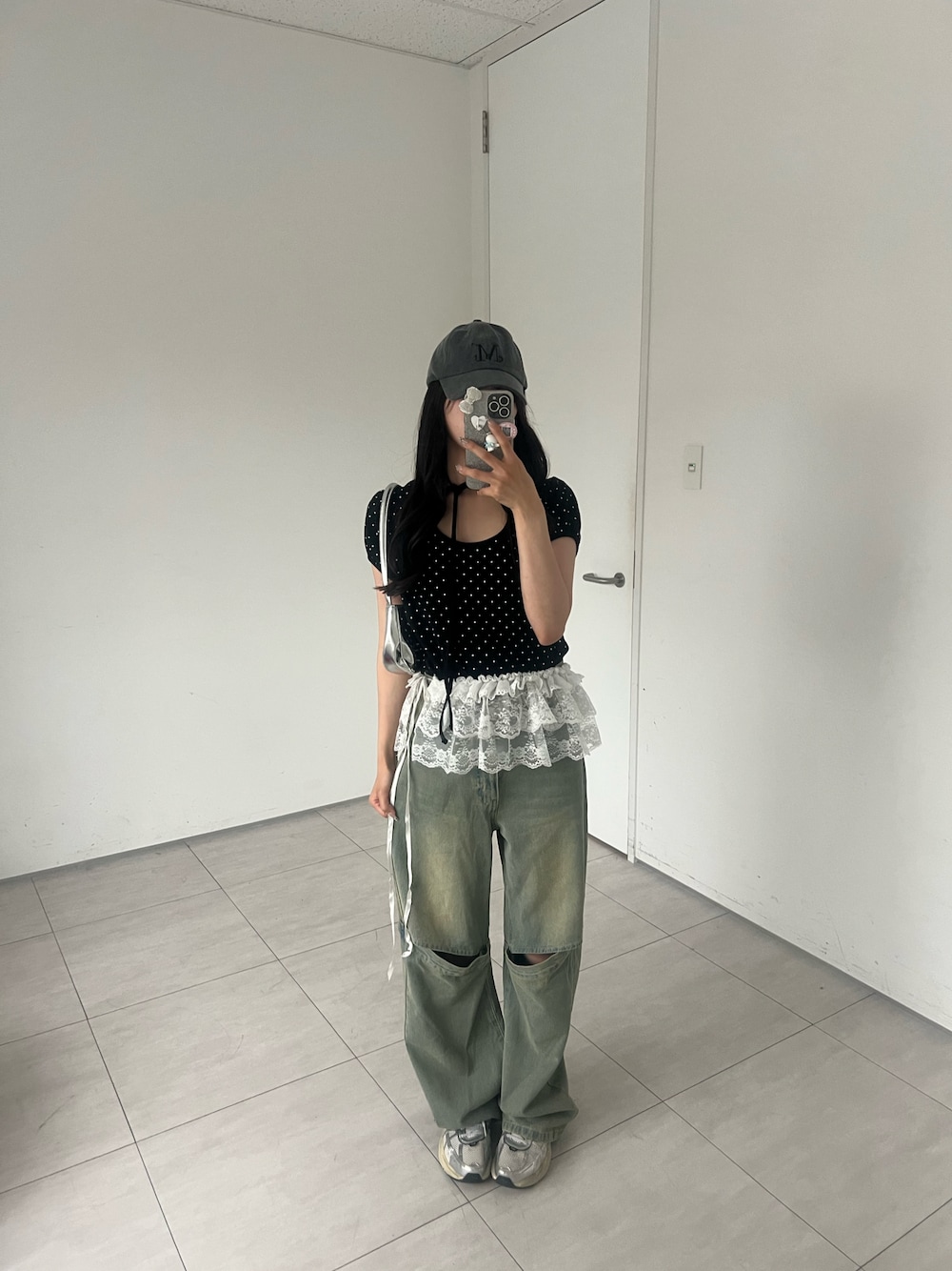 「apres jour mignonのチョーカートップス【ZOZOTOWN限定アイテム】（Tシャツ/カットソー、ブラック系）」を使った、apresjour mignonさん（レディース・156cm）の春コーディネートの1枚目の写真