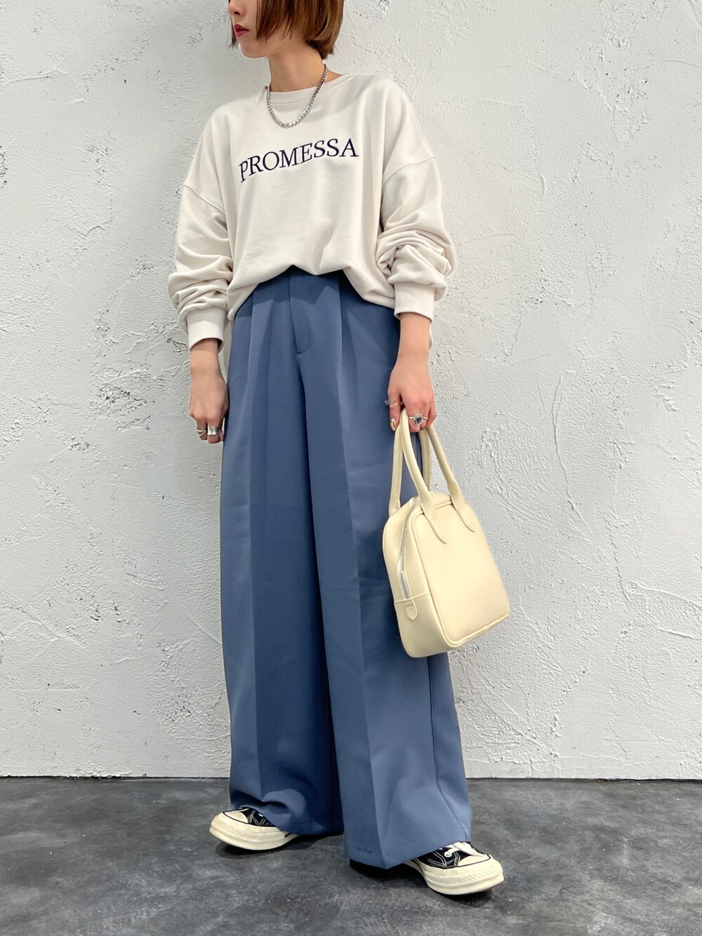 「休日スタイル、カラーパンツ、春コーデ、スウェット、ロゴスウェット、apresjourmignon、アプレジュール、カラーパレット、ボストンバッグ、プチプラ」｜「apres jour mignonのアソートロゴスウェット【ZOZOTOWN限定アイテム】（スウェット、ホワイト系）」を使った、apresjour mignonさん（レディース・154cm）の冬コーディネートの1枚目の写真