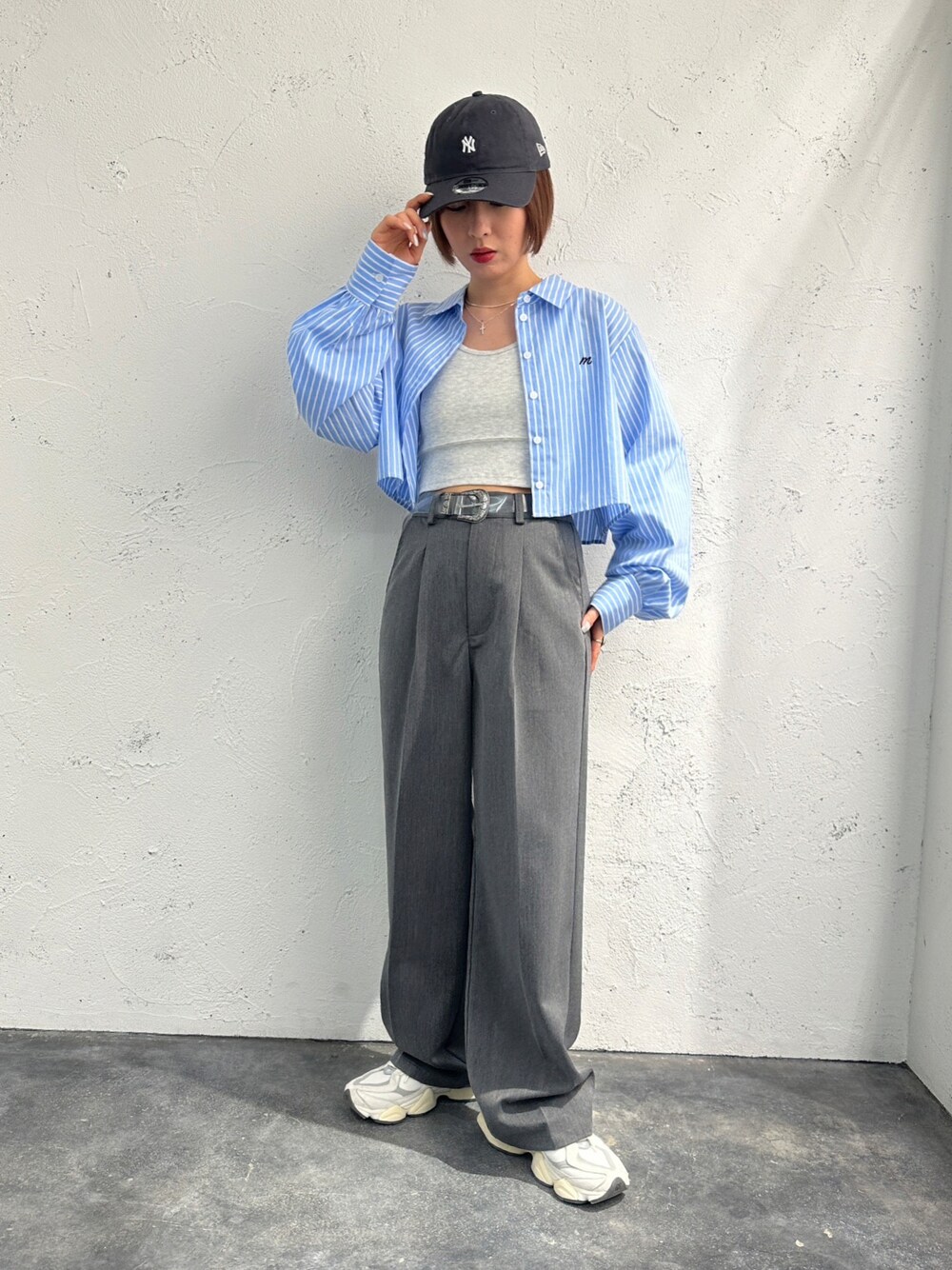 「apresjourmignon、アプレジュールミニョン、シャツ、シャツスタイル、きれいめカジュアル、春服デビュー宣言、春服みてみて、パステル映える春、ストリート、プチプラ、プチプラコーデ、休日スタイル、白スニーカー、春コーデ、大人かわいい」｜「apres jour mignonのセンタープレスパンツ【ZOZOTOWN限定アイテム】（スラックス、グレー系）」を使った、apresjour mignonさん（レディース・154cm）の春コーディネートの1枚目の写真