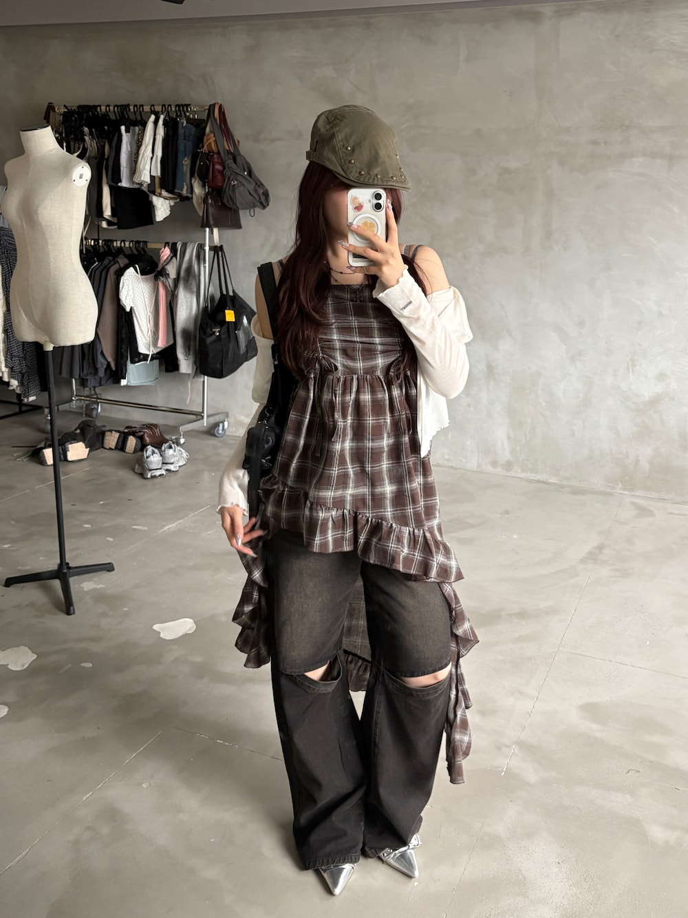 「apres jour mignonのドロストフリルキャミチュニック【ZOZOTOWN限定アイテム】（チュニック、ブラック系）」を使った、apresjour mignonさん（レディース・156cm）の春コーディネートの1枚目の写真