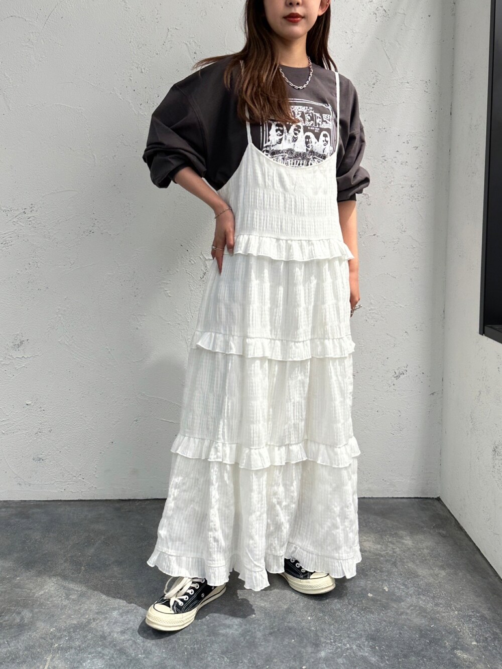 「apresjourmignon、アプレジュールミニョン、ワンピース、プチプラ、プチプラコーデ、春服みてみて、休日スタイル、スニーカー、モノトーン、春コーデ、カジュアルコーデ、オトナ女子」｜「apres jour mignonのアソートティアードキャミワンピース【ZOZOTOWN限定アイテム】（ワンピース、ホワイト系）」を使った、apresjour mignonさん（レディース・156cm）の春コーディネートの1枚目の写真