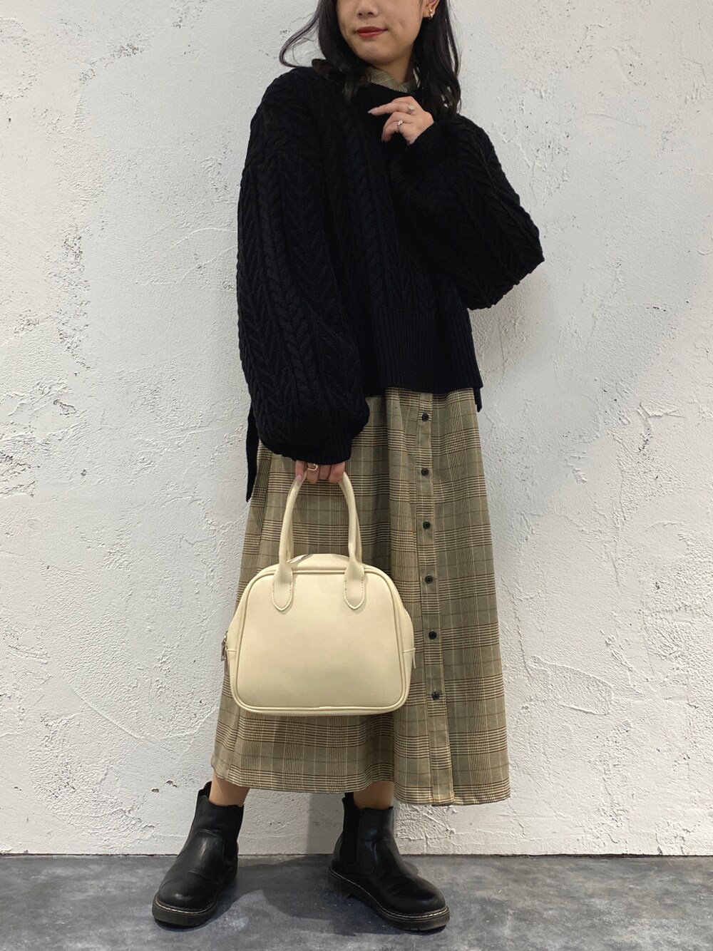 「冬コーデ、春コーデ、プチプラ、シンプルコーデ、レイヤードスタイル、ケーブルニット、チェックワンピース、ブーツ、ボストンバッグ、ボリューム袖、モノトーン、ワンピース、あったかコーデ、apresjourmignon、アプレジュールミニョン」｜「apres jour mignonのDカンベルトケーブルニット【ZOZOTOWN限定アイテム】（ニット/セーター、ブラック系）」を使った、apresjour mignonさん（レディース・159cm）の冬コーディネートの1枚目の写真