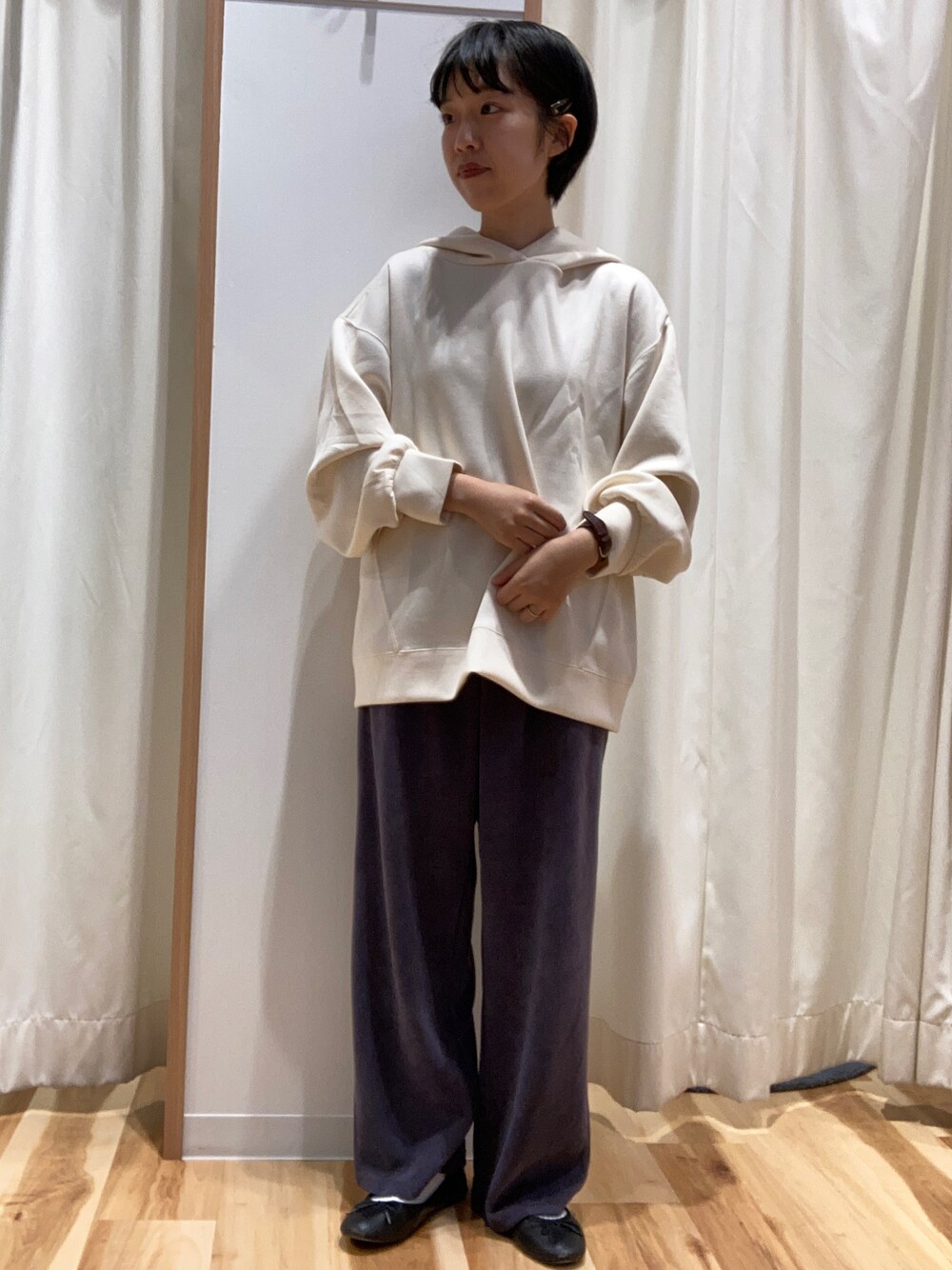 「ラクチンコーデ、パーカー、Samansa Mos2 blue」｜「Samansa Mos2 blueのカットコールテーパードパンツ（その他パンツ、パープル系）」を使った、ささきささん（レディース・150cm）の秋コーディネートの1枚目の写真