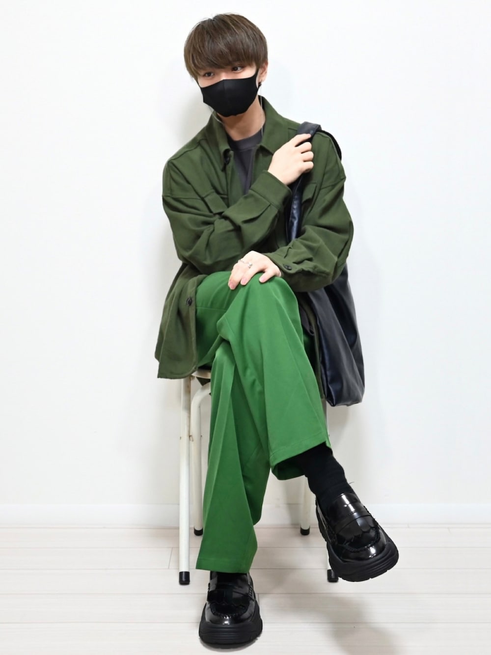 グリーン系のシャツ/ブラウス、グリーン系のスラックス、ブラック系のローファーを着用したメンズの秋コーディネートの1枚目の写真