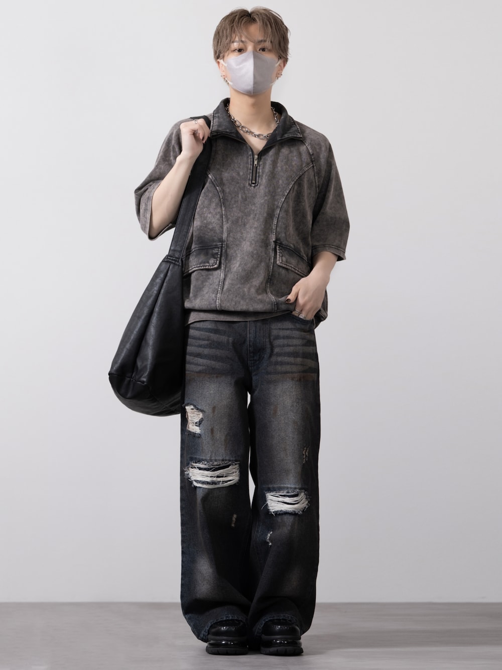 「ダメージデニムパンツ」｜「CLELの【CLEL】Vintage Design Short Sleeve Half Zip T-shirts / ヴィンテージデザイン半袖ハーフジップTシャツ（Tシャツ/カットソー、ブラック系）」を使った、MASAKIさん（メンズ・168cm）の夏コーディネートの1枚目の写真