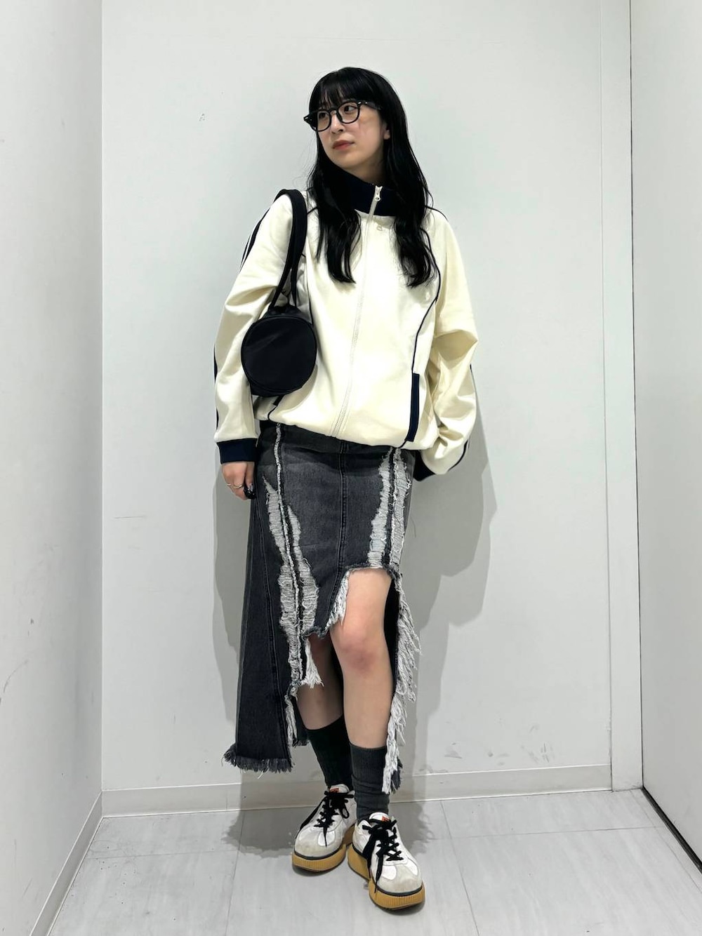 「高身長、体型カバー、着痩せ・細見え、モード、ストリート、カジュアル、PAGEBOY、PBLIM、骨格ウェーブ_PAGEBOY、エレガント_PAGEBOY、スカート、ユニセックス」｜「PBLIMのPBLIM/ナイロンボストンバック（ドラムバッグ、ブラック系）」を使った、ロビンさん（レディース・168cm）の春コーディネートの1枚目の写真