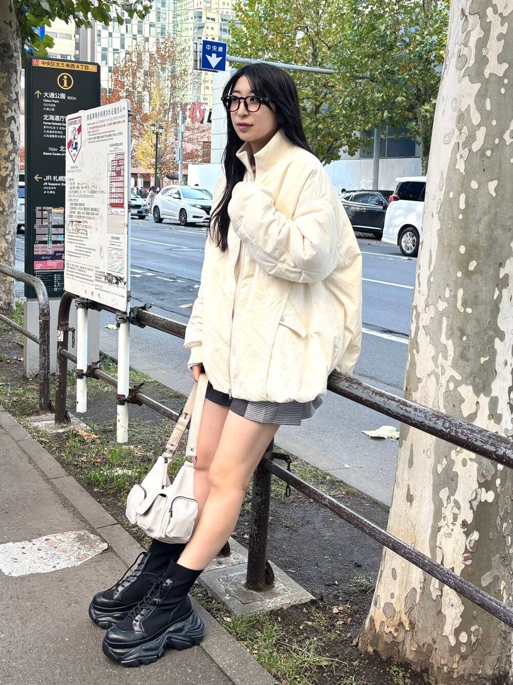 「高身長、体型カバー、着痩せ・細見え、モード、ストリート、カジュアル、PAGEBOY、PBLIM、骨格ウェーブ_PAGEBOY、エレガント_PAGEBOY、ニット、アウター、ブルゾン、冬コーデ、冬アウター」｜「PAGEBOYのレースアップソックスブーツ（ブーツ、ブラック系）」を使った、ロビンさん（レディース・169cm）の秋コーディネートの1枚目の写真
