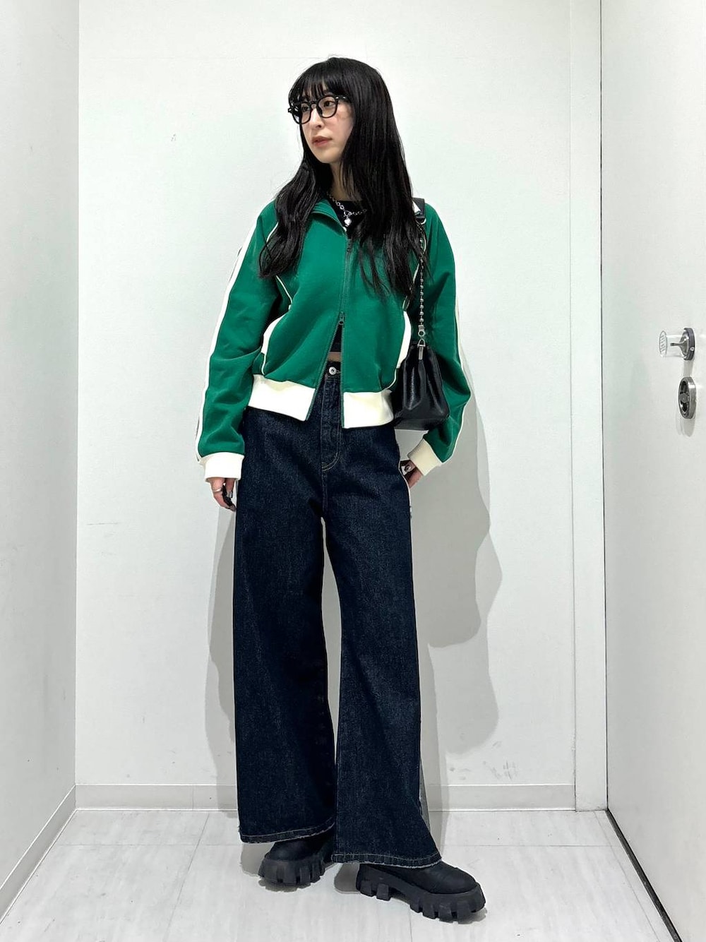 「高身長、体型カバー、着痩せ・細見え、モード、ストリート、カジュアル、PAGEBOY、PBLIM、骨格ウェーブ_PAGEBOY、エレガント_PAGEBOY、Anui、ユニセックス、デニムパンツ、Tシャツ」｜「PAGEBOYの【なごみさん着用アイテム】ボールチェーンショルダーバッグ（ショルダーバッグ、ブラック系）」を使った、ロビンさん（レディース・168cm）の春コーディネートの1枚目の写真