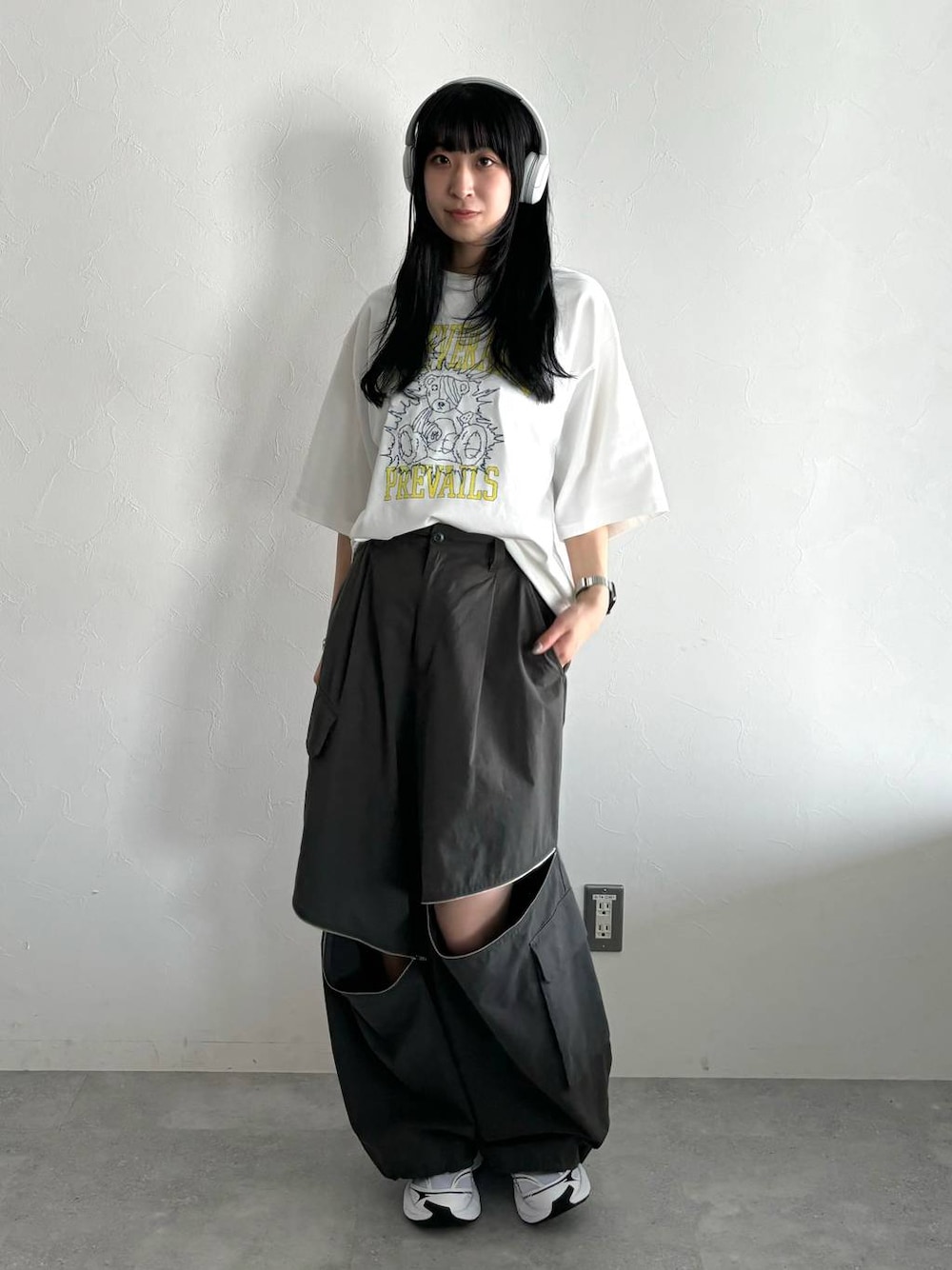 グレー系のカーゴパンツ、ホワイト系のTシャツ/カットソーを着用したレディースの春コーディネートの1枚目の写真