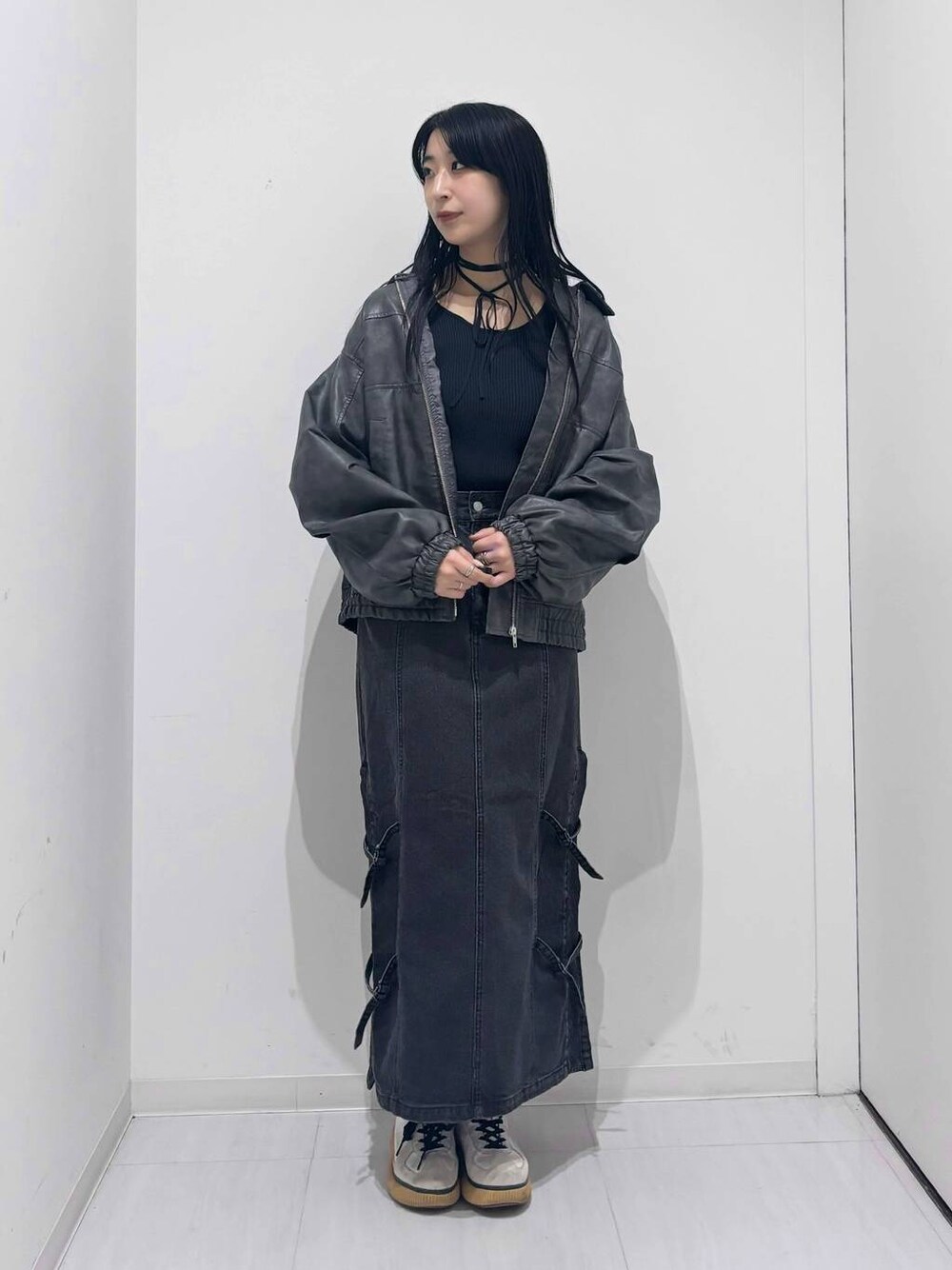 ブラック系のブルゾン、ブラック系のデニムスカート、ブラック系のニット/セーターを着用したレディースの秋コーディネートの1枚目の写真