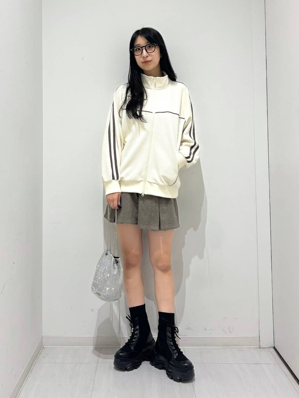 「高身長、体型カバー、着痩せ・細見え、春コーデ、モード、ストリート、カジュアル、PAGEBOY、骨格ウェーブ_PAGEBOY、エレガント_PAGEBOY、スウェット、ショートブーツ、厚底シューズ、秋コーデ」｜「PAGEBOYのレースアップソックスブーツ（ブーツ、ブラック系）」を使った、ロビンさん（レディース・169cm）の秋コーディネートの1枚目の写真