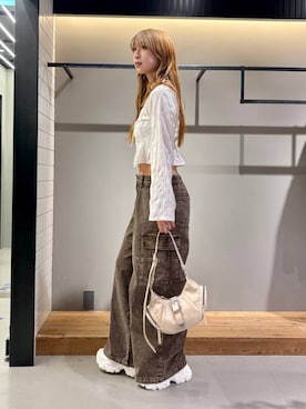 「ストリート」｜「アイテム（カーゴパンツ、ブラウン系）」を使った、ロビンさん（レディース・169cm）の春コーディネート