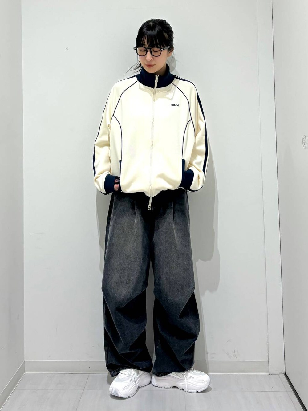 「体型カバー、高身長、カジュアル、PAGEBOY、PBLIM、骨格ウェーブ_PAGEBOY、エレガント_PAGEBOY、スニーカー、ユニセックス、着痩せ・細見え、モード、ストリート、春コーデ、デニムパンツ」｜「PBLIMのPBLIM/パイピングトラックジャケット（セットアップ、ホワイト系）」を使った、ロビンさん（レディース・168cm）の冬コーディネートの1枚目の写真
