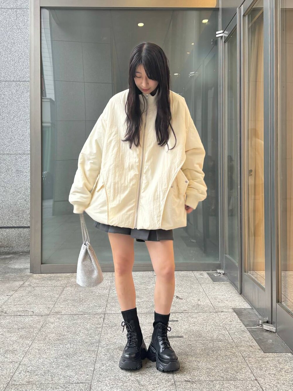 「高身長、体型カバー、着痩せ・細見え、モード、ストリート、カジュアル、PAGEBOY、骨格ウェーブ_PAGEBOY、エレガント_PAGEBOY、ブーツ、厚底シューズ、ブルゾン、アウター、MA-1、ショートパンツ」｜「PAGEBOYのレースアップソックスブーツ（ブーツ、ブラック系）」を使った、ロビンさん（レディース・169cm）の秋コーディネートの1枚目の写真