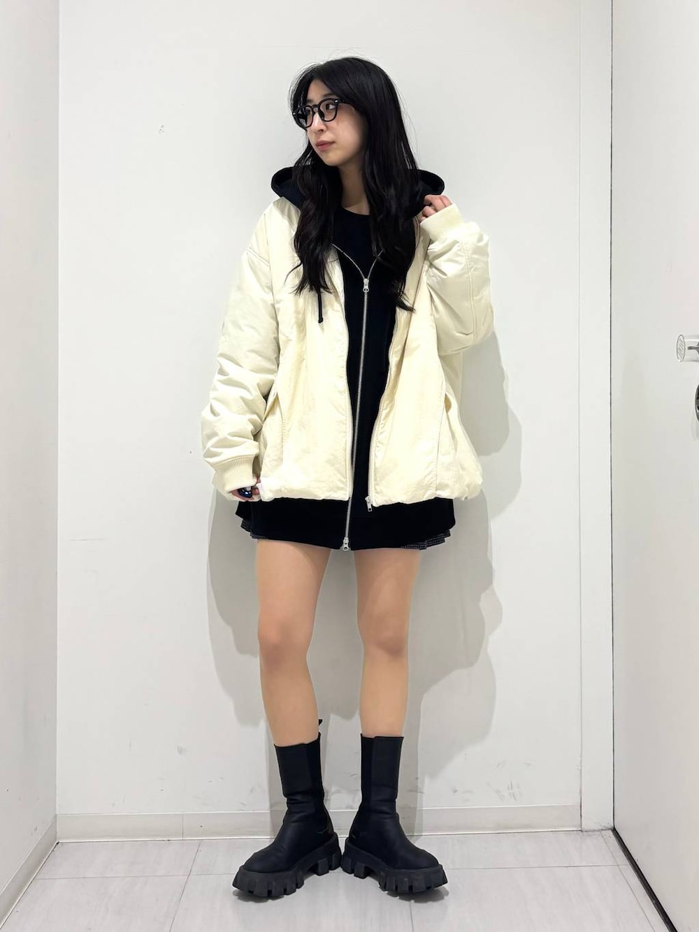 「冬アウター、高身長、体型カバー、着痩せ・細見え、春コーデ、モード、ストリート、カジュアル、PAGEBOY、骨格ウェーブ_PAGEBOY、エレガント_PAGEBOY、Anui、秋コーデ、冬コーデ、パーカー」｜「Anuiの【UNISEX/3サイズ展開】ボクシーロゴZIPパーカー2（パーカー、ブラック系）」を使った、ロビンさん（レディース・169cm）の冬コーディネートの1枚目の写真