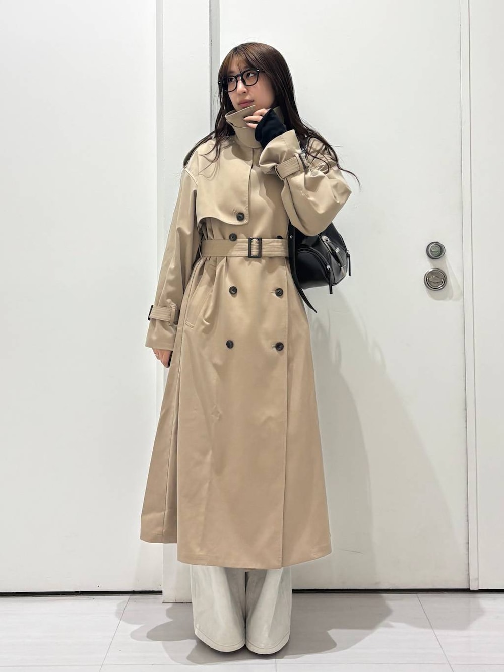 「高身長、トレンチコート、入学式・卒業式、春アウター、体型カバー、着痩せ・細見え、春コーデ、モード、ストリート、カジュアル、PAGEBOY、骨格ウェーブ_PAGEBOY、エレガント_PAGEBOY」｜「PAGEBOYのクラシックデニムパンツ（デニムパンツ、グレー系）」を使った、ロビンさん（レディース・169cm）の春コーディネートの1枚目の写真