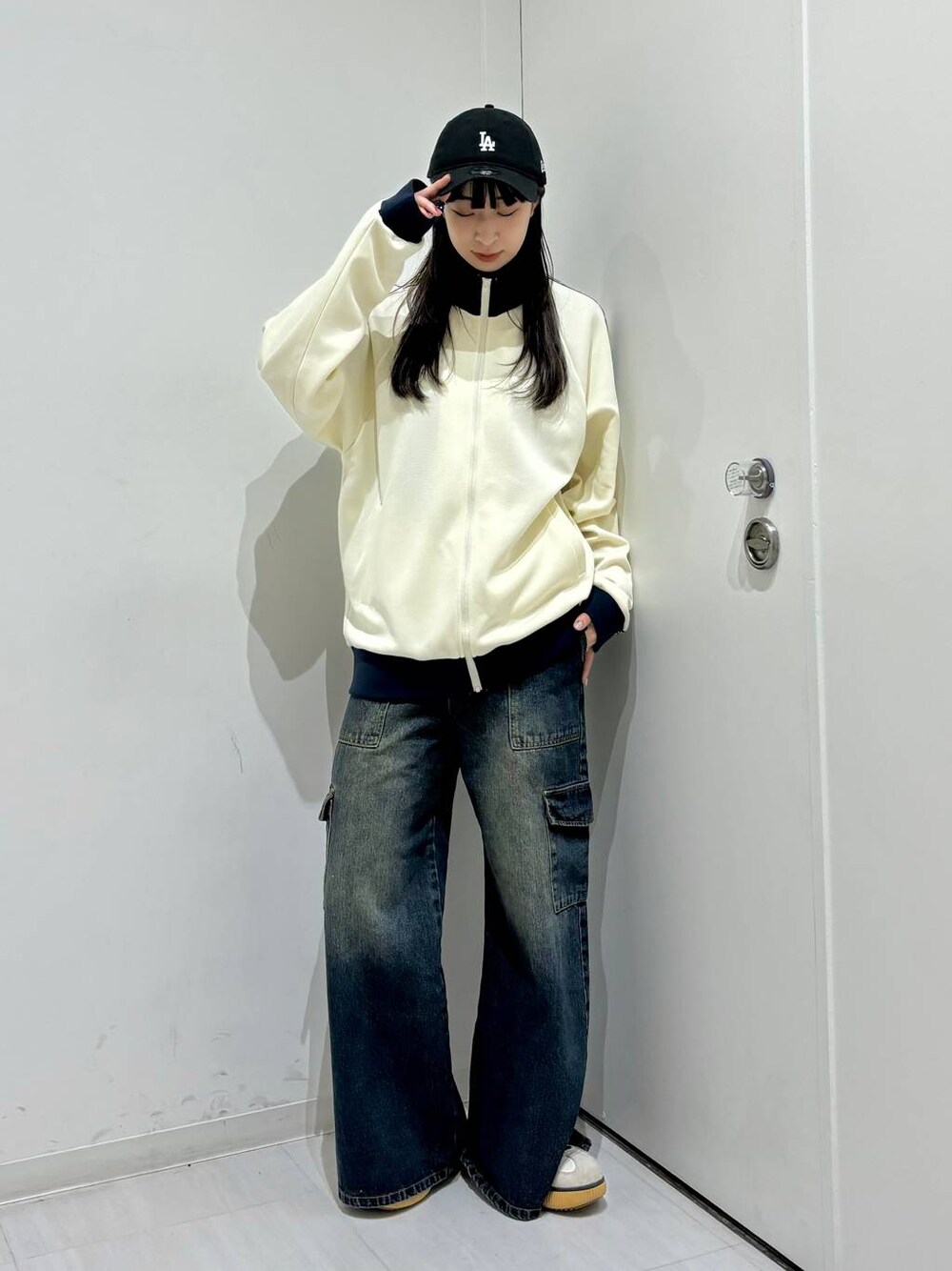 「高身長、体型カバー、着痩せ・細見え、秋コーデ、モード、ストリート、カジュアル、PAGEBOY、PAGEBOYLIM、骨格ウェーブ_PAGEBOY、エレガント_PAGEBOY、ユニセックス、メンズライク、冬コーデ、デニムパンツ」｜「PBLIMのPAGEBOYLIM/トラックジャケット（セットアップ、ホワイト系）」を使った、ロビンさん（レディース・168cm）の冬コーディネートの1枚目の写真