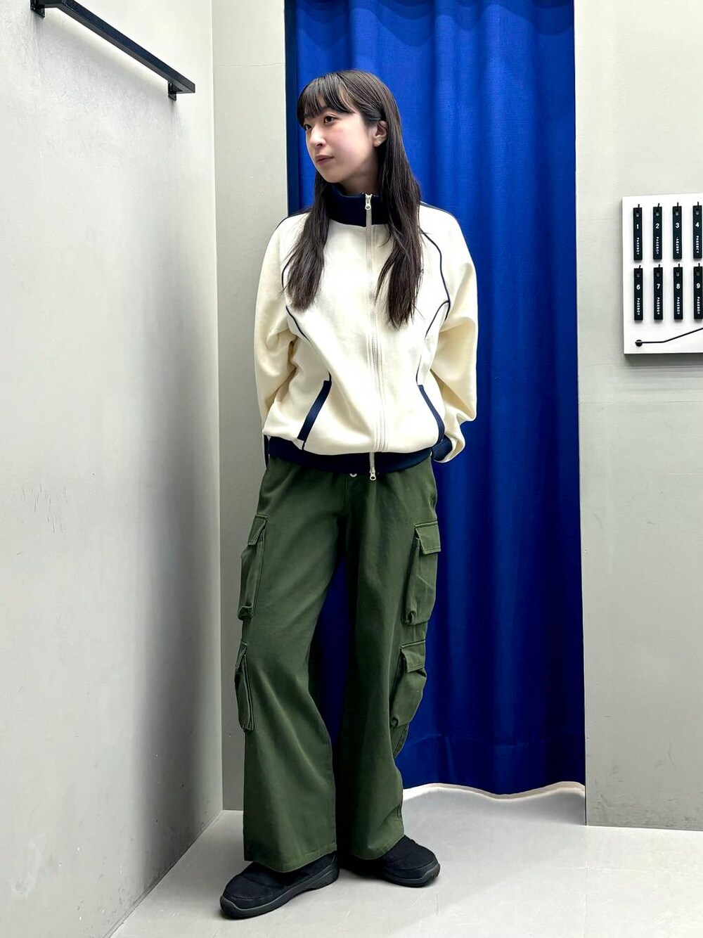 「高身長、PBLIM、ユニセックス、体型カバー、着痩せ・細見え、モード、ストリート、カジュアル、PAGEBOY、骨格ウェーブ_PAGEBOY、エレガント_PAGEBOY」｜「PBLIMのPBLIM/Wポケットミリタリーパンツ（その他パンツ、グリーン系）」を使った、ロビンさん（レディース・168cm）の冬コーディネートの1枚目の写真
