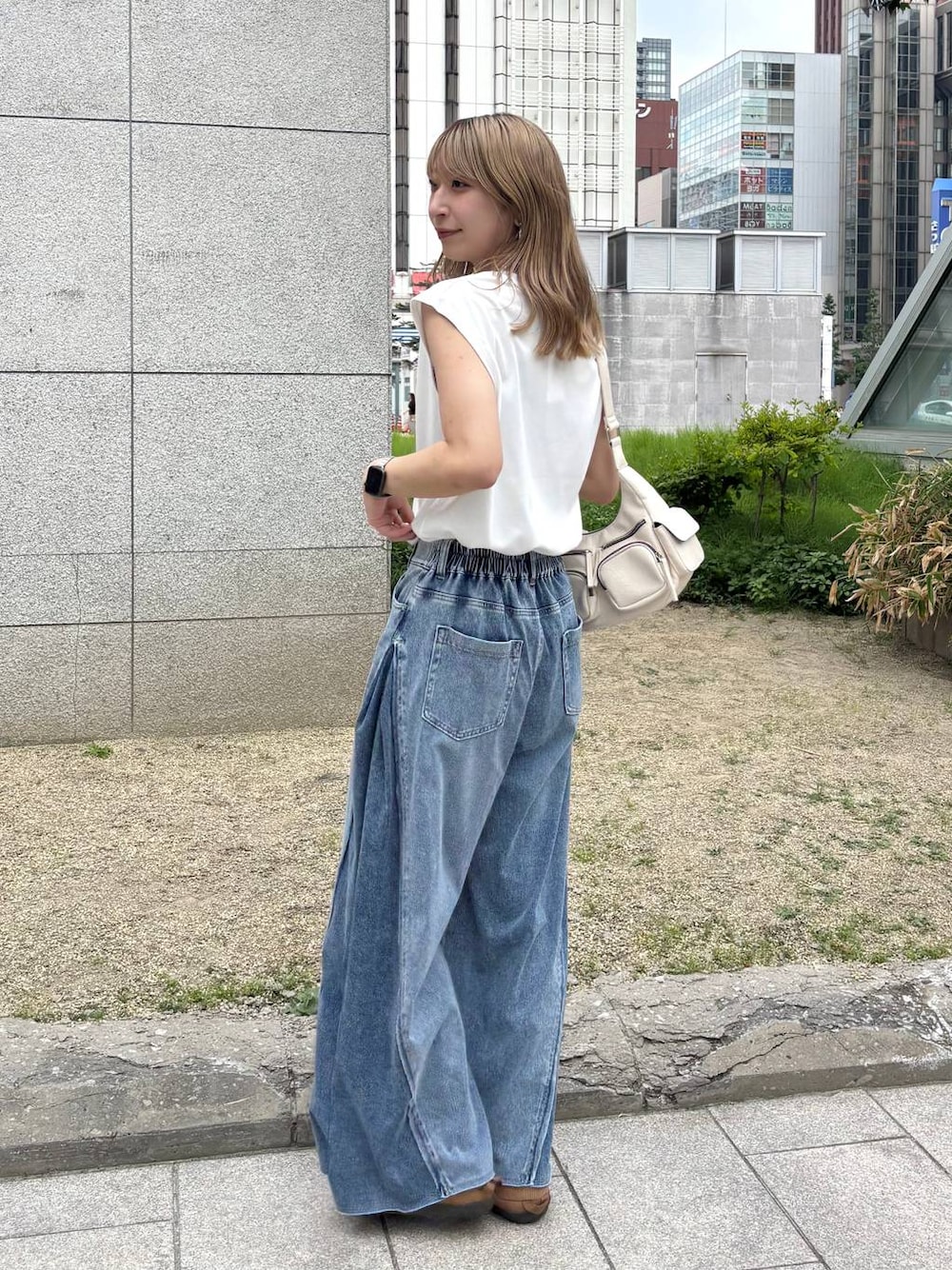 ブルー系のデニムパンツ、ホワイト系のショルダーバッグ、ホワイト系のTシャツ/カットソーを着用したレディースの夏コーディネートの1枚目の写真