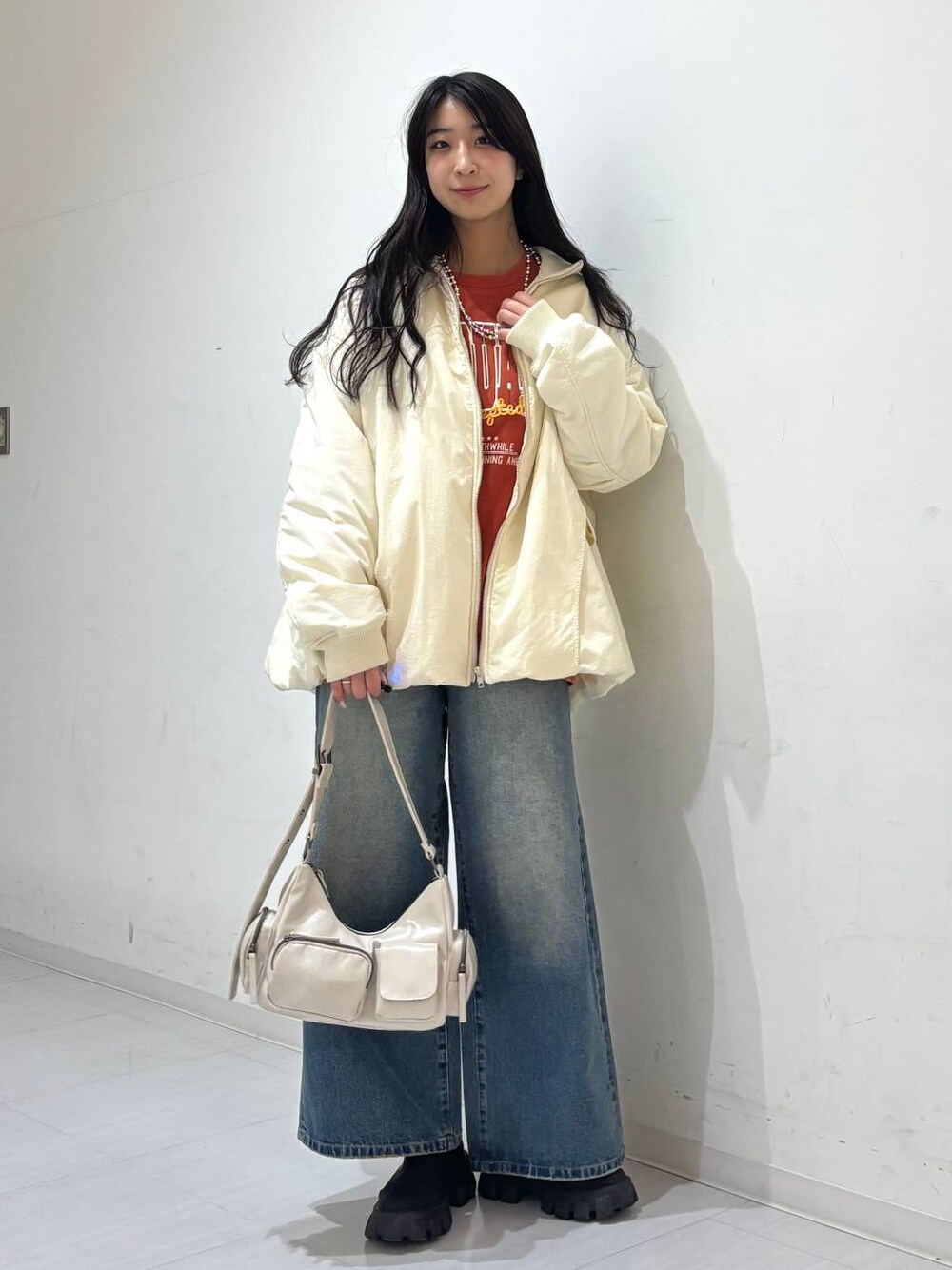 「高身長、体型カバー、着痩せ・細見え、モード、ストリート、カジュアル、PAGEBOY、骨格ウェーブ_PAGEBOY、エレガント_PAGEBOY、MA-1、秋コーデ、冬コーデ、冬アウター、デニムパンツ、スウェット」｜「PAGEBOYのアウトポケットBAG（ショルダーバッグ、ホワイト系）」を使った、ロビンさん（レディース・169cm）の冬コーディネートの1枚目の写真
