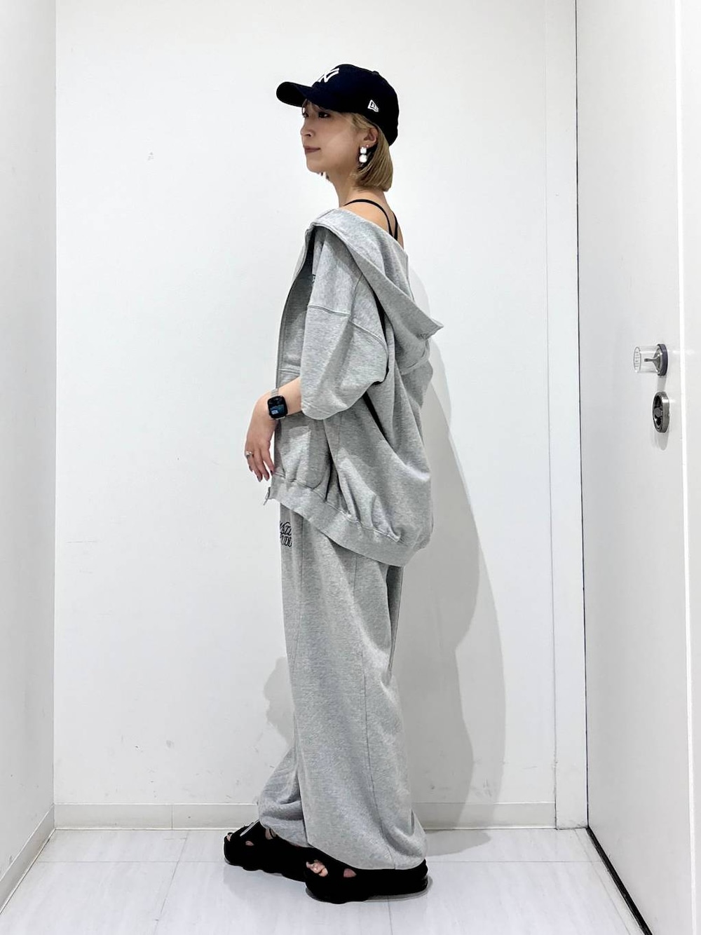 「高身長、体型カバー、着痩せ・細見え、春コーデ、モード、ストリート、カジュアル、PAGEBOY、PBLIM、骨格ウェーブ_PAGEBOY、エレガント_PAGEBOY、スウェット、スウェットパンツ、ユニセックス」｜「PAGEBOYの【NEWERA】9TWENTY（キャップ、ブルー系）」を使った、ロビンさん（レディース・169cm）の夏コーディネートの1枚目の写真