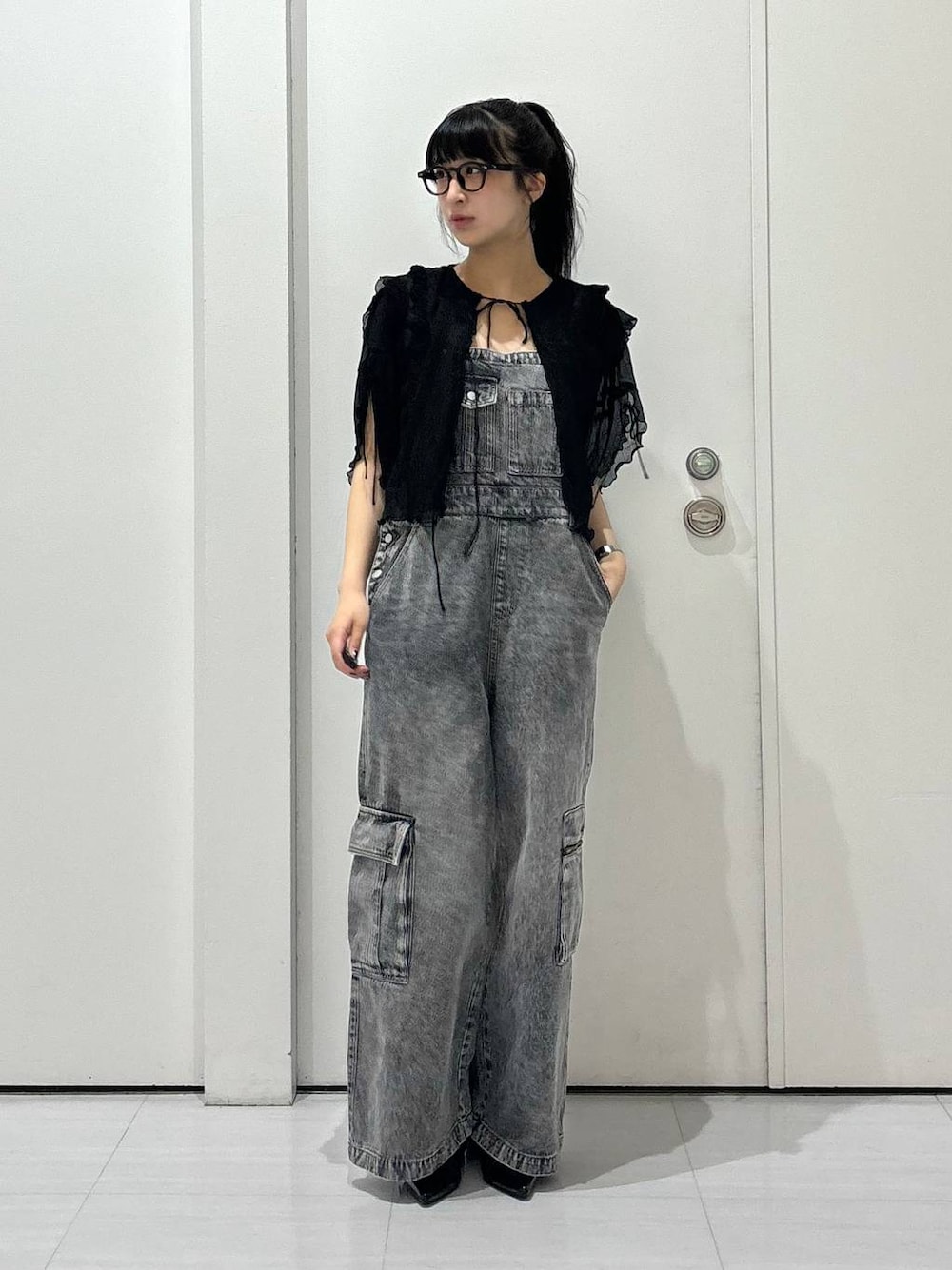 ブラック系のパンプス、ブラック系のサロペット/オーバーオール、ブラック系のシャツ/ブラウスを着用したレディースの夏コーディネートの1枚目の写真