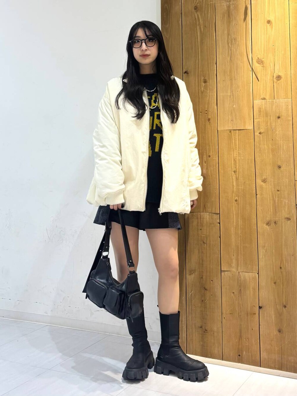 「ニット、MA-1、高身長、体型カバー、着痩せ・細見え、モード、ストリート、カジュアル、PAGEBOY、PBLIM、骨格ウェーブ_PAGEBOY、エレガント_PAGEBOY、アウター、冬コーデ、冬アウター」｜「PAGEBOYのアウトポケットBAG（ショルダーバッグ、ブラック系）」を使った、ロビンさん（レディース・169cm）の冬コーディネートの1枚目の写真