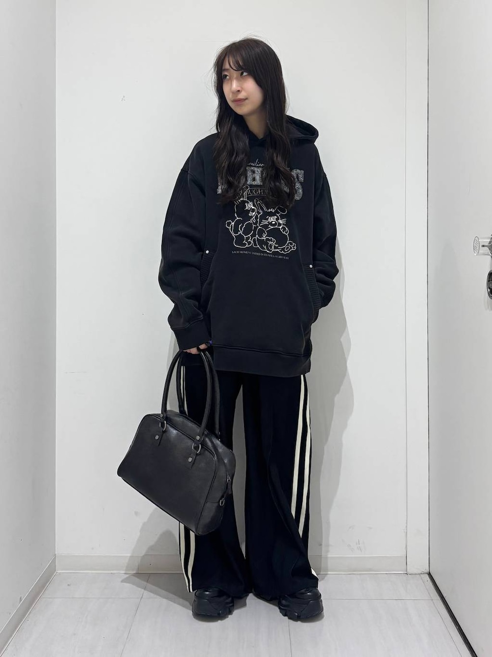 「高身長、体型カバー、着痩せ・細見え、春コーデ、モード、ストリート、カジュアル、PAGEBOY、PBLIM、骨格ウェーブ_PAGEBOY、エレガント_PAGEBOY、Anui、スウェット、ユニセックス、スニーカー」｜「PAGEBOYのプラットチャンキースニーカー（スニーカー、ブラック系）」を使った、ロビンさん（レディース・169cm）の冬コーディネートの1枚目の写真
