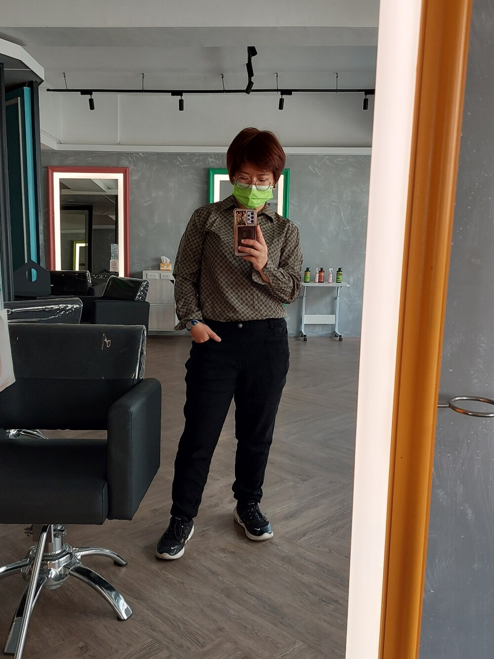「ootd、美容師アシスタント」｜「自有品牌のアイテム（スーツジャケット、オレンジ系）」を使った、アルトさん（レディース・156cm）の秋コーディネートの1枚目の写真