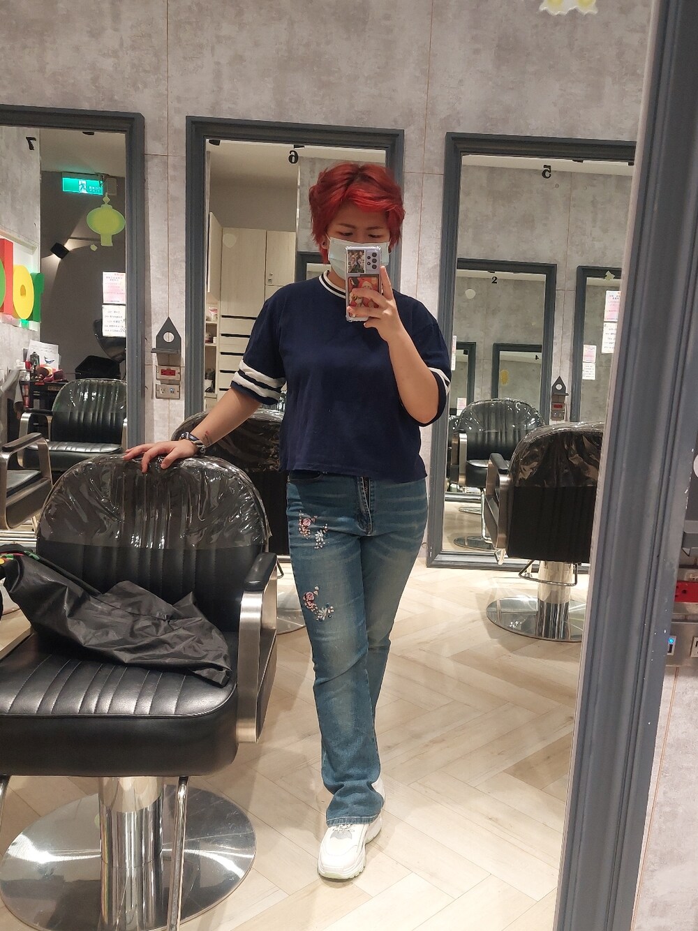 「ootd、美容師アシスタント」｜「自有のアイテム（デニムパンツ、ブルー系）」を使った、アルトさん（レディース・156cm）の秋コーディネートの1枚目の写真