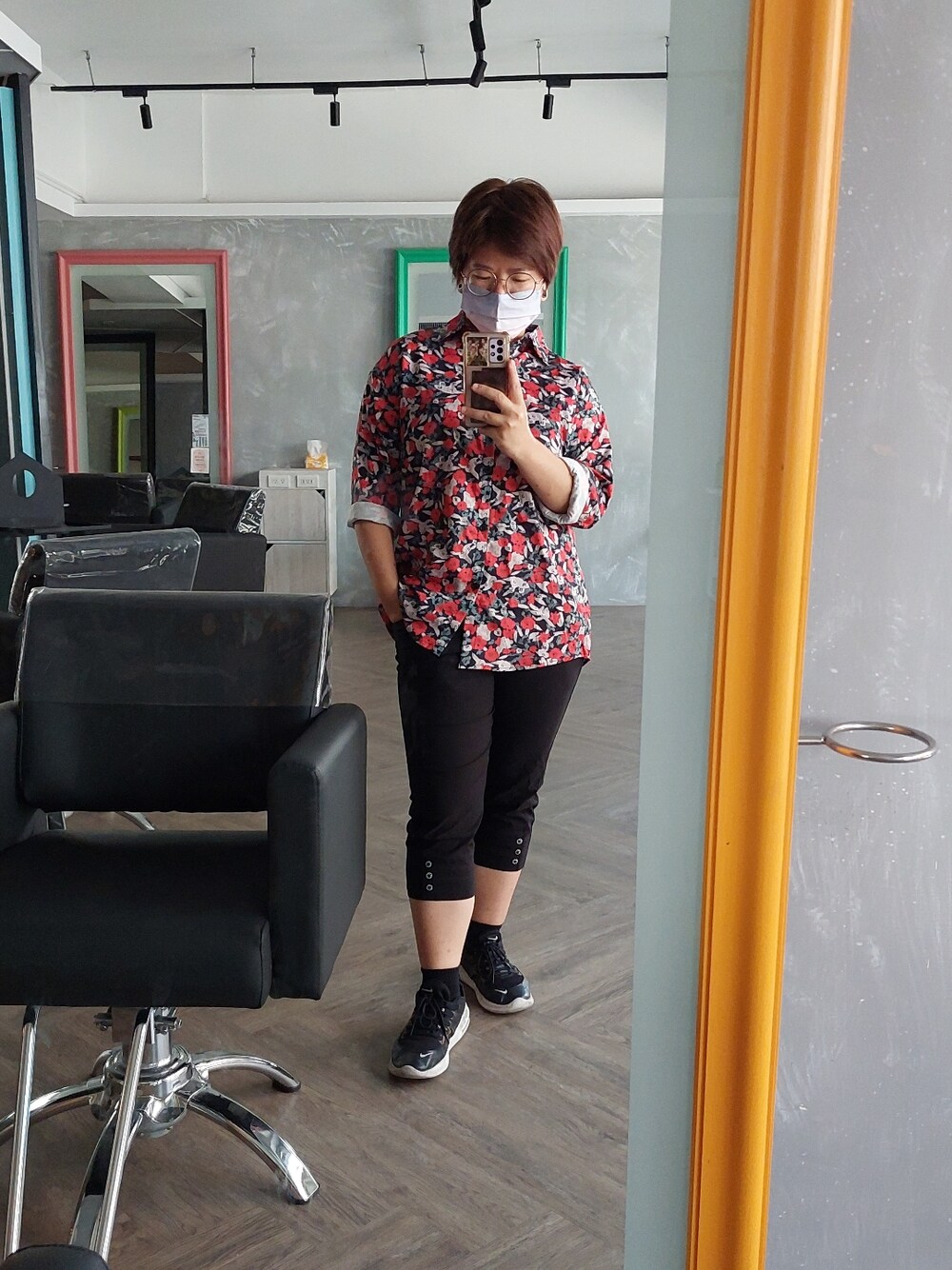 「美容師アシスタント、ootd」｜「自有のアイテム（その他トップス、ホワイト系）」を使った、アルトさん（レディース・156cm）の秋コーディネートの1枚目の写真