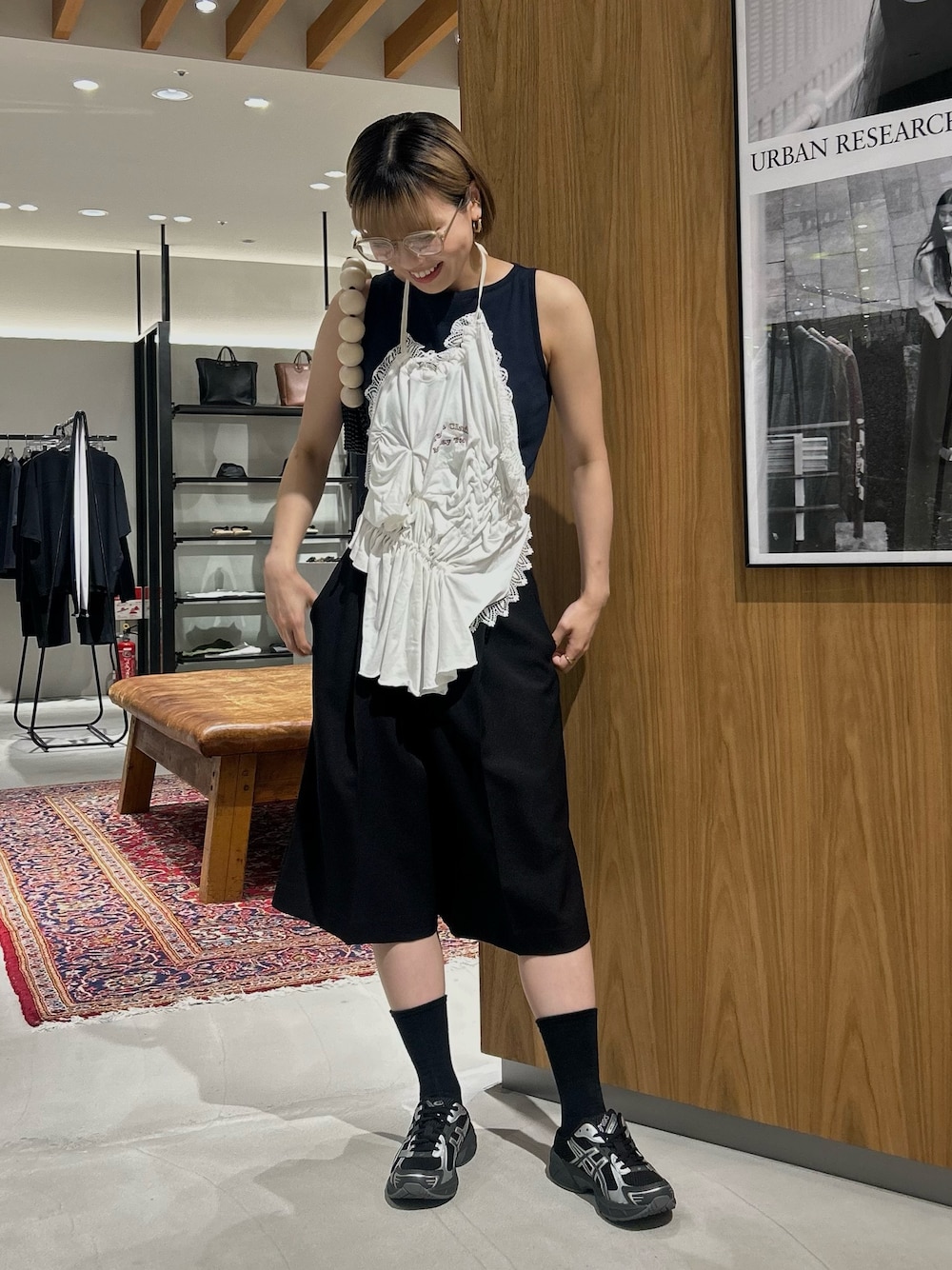 ブルー系のタンクトップ、ホワイト系のその他トップス、ブラック系のその他パンツを着用したレディースの夏コーディネートの1枚目の写真