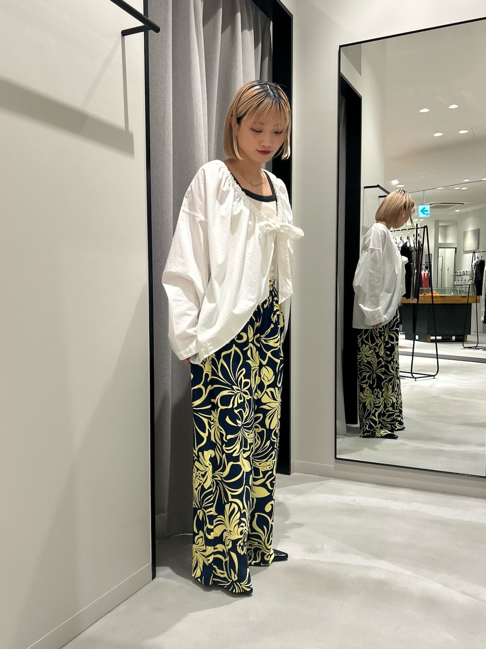 ホワイト系のキャミソール、ブルー系のその他パンツ、ホワイト系のその他トップスを着用したレディースの春コーディネートの1枚目の写真