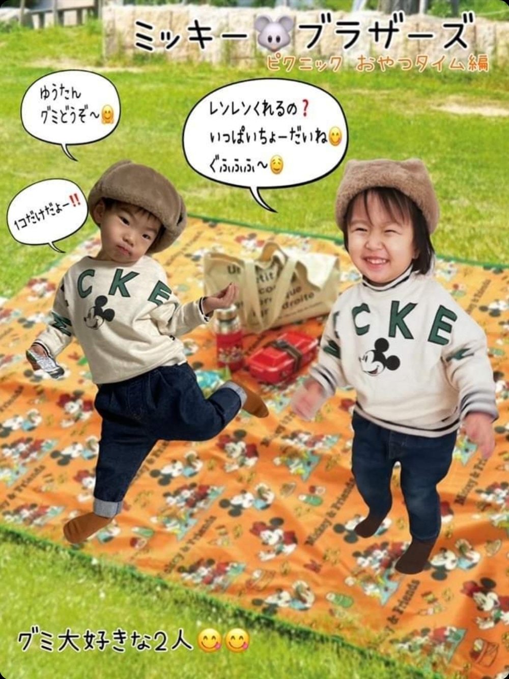 ベージュ系のスウェット、ブルー系のデニムパンツ、グリーン系のキャップを着用したキッズの冬コーディネートの3枚目の写真