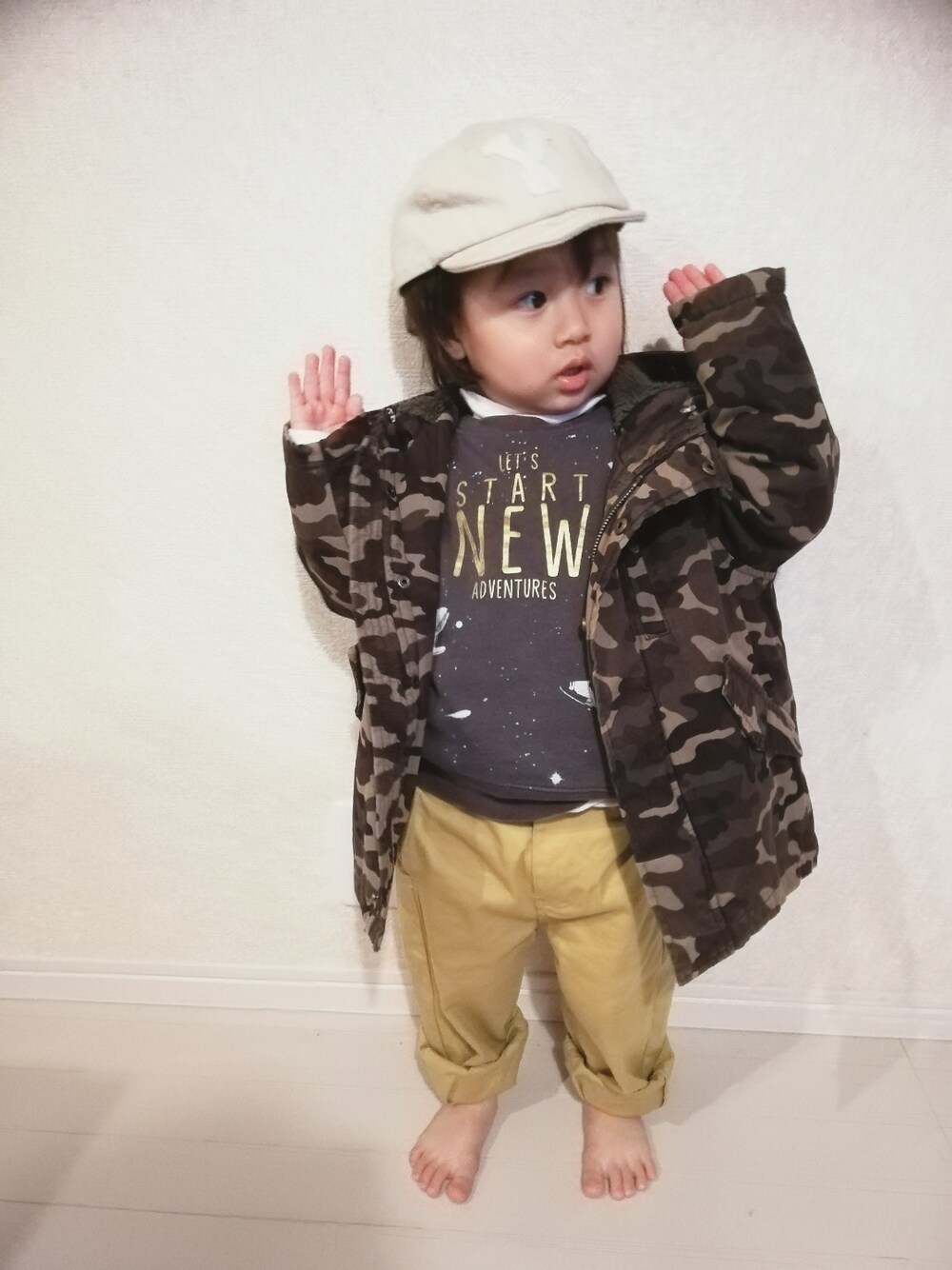 グレー系のスウェット、イエロー系のその他パンツ、ブラウン系のスニーカーを着用したキッズの冬コーディネートの3枚目の写真