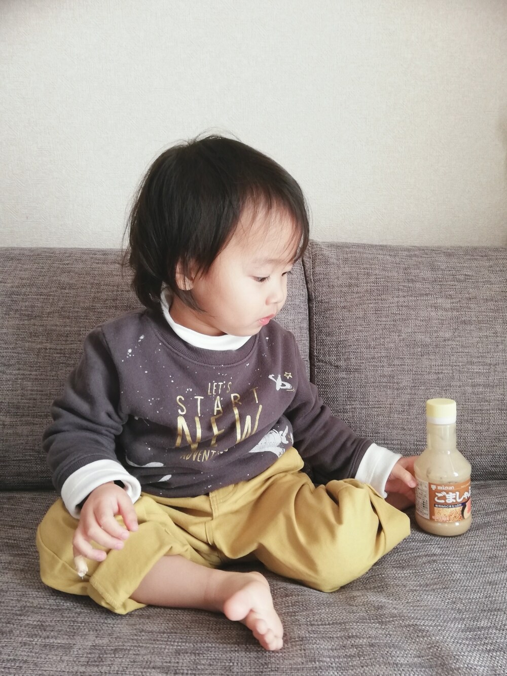 グレー系のスウェット、イエロー系のその他パンツ、ブラウン系のスニーカーを着用したキッズの冬コーディネートの4枚目の写真