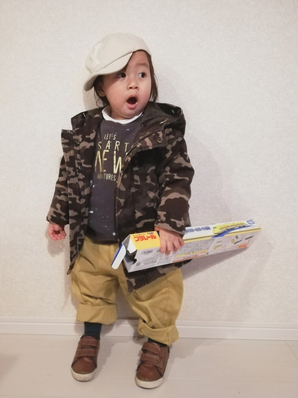 グレー系のスウェット、イエロー系のその他パンツ、ブラウン系のスニーカーを着用したキッズの冬コーディネートの2枚目の写真