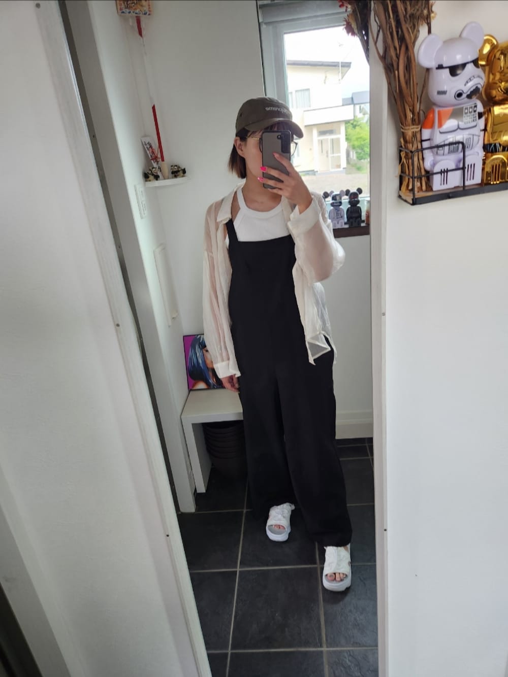 「UNIQLO、Supreme(シュプリーム)、NIKE、アメリカンスリーブ、白、サロペット、シースルー、カーキ、キャップ、サンダル」｜「UNIQLOのアイテム（タンクトップ、ホワイト系）」を使った、sykさん（骨格ナチュラル・レディース・156cm）の夏コーディネートの1枚目の写真