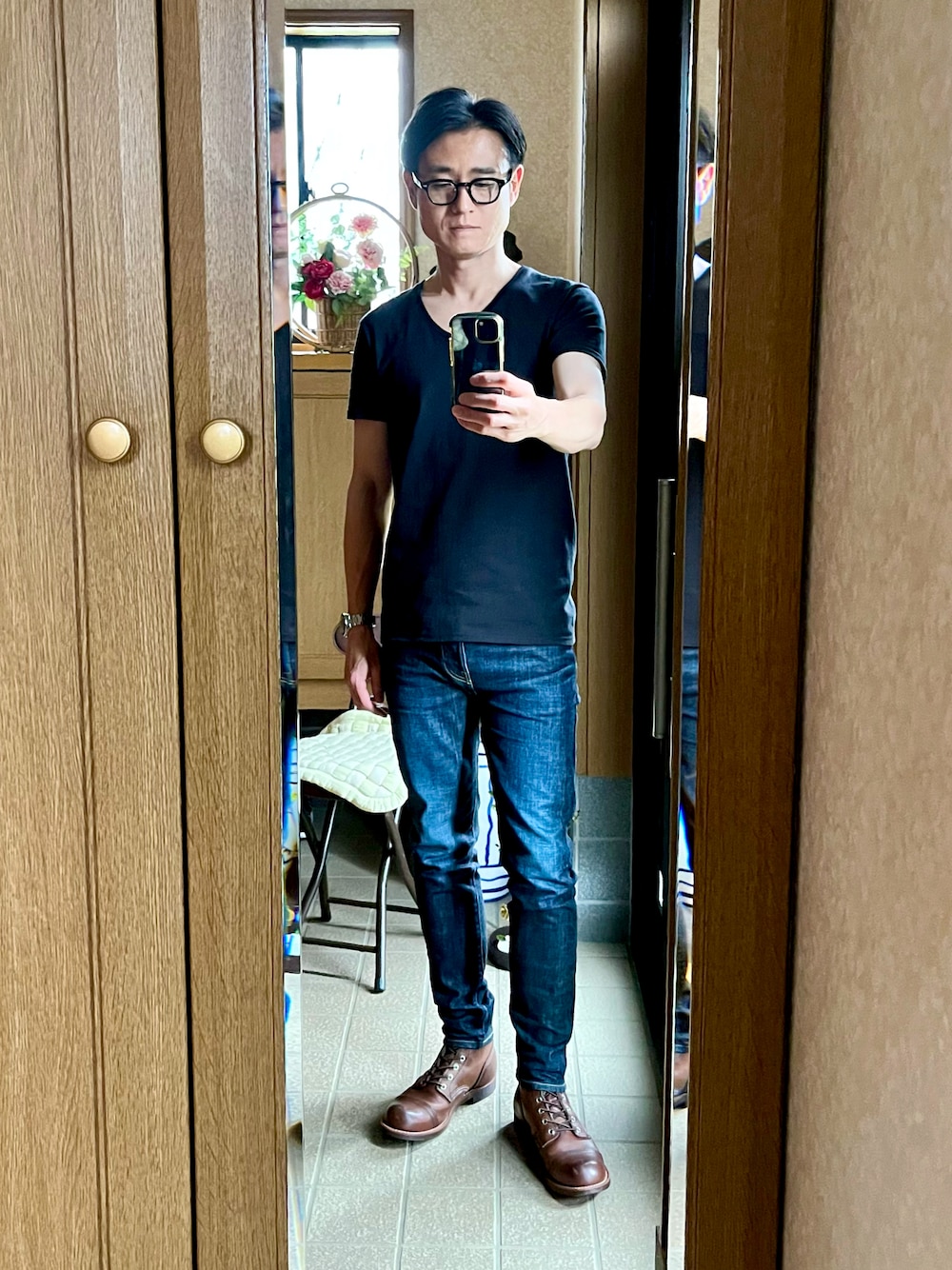 「MOSCOTのアイテム（メガネ、ブラック系）」を使った、tomoさん（メンズ・175cm）の春コーディネートの1枚目の写真