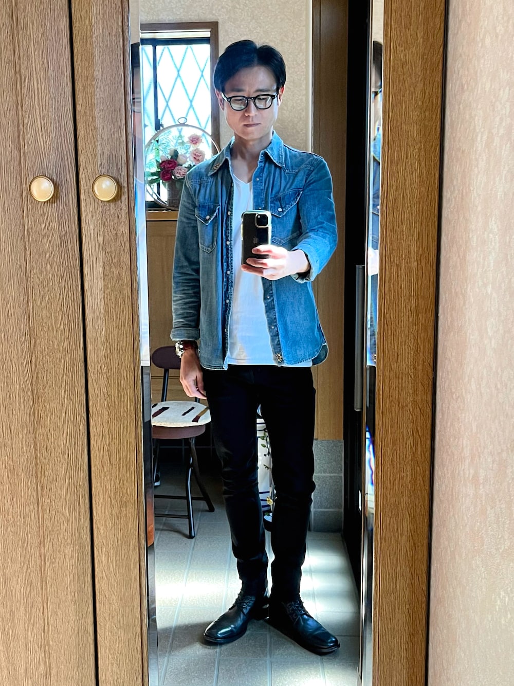 「MOSCOTのアイテム（メガネ、ブラック系）」を使った、tomoさん（メンズ・175cm）の秋コーディネートの1枚目の写真