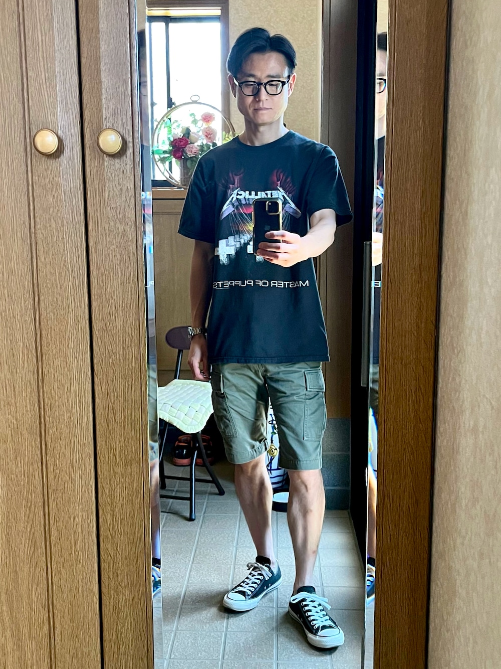 「MOSCOTのアイテム（メガネ、ブラック系）」を使った、tomoさん（メンズ・175cm）の春コーディネートの1枚目の写真
